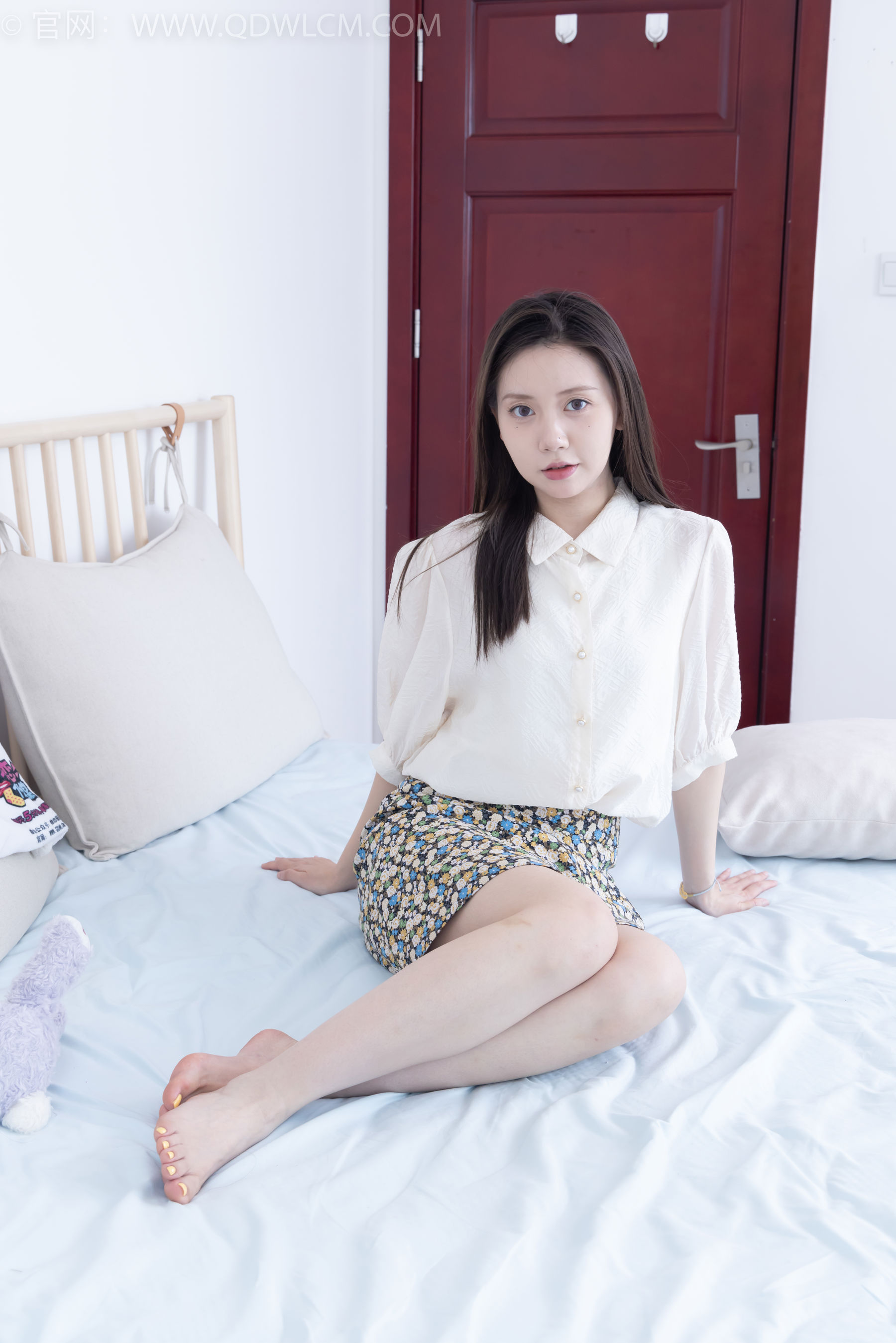 物恋传媒 No.2409 小曦 - 三双高跟鞋、薄肉丝、裸足/(155P)