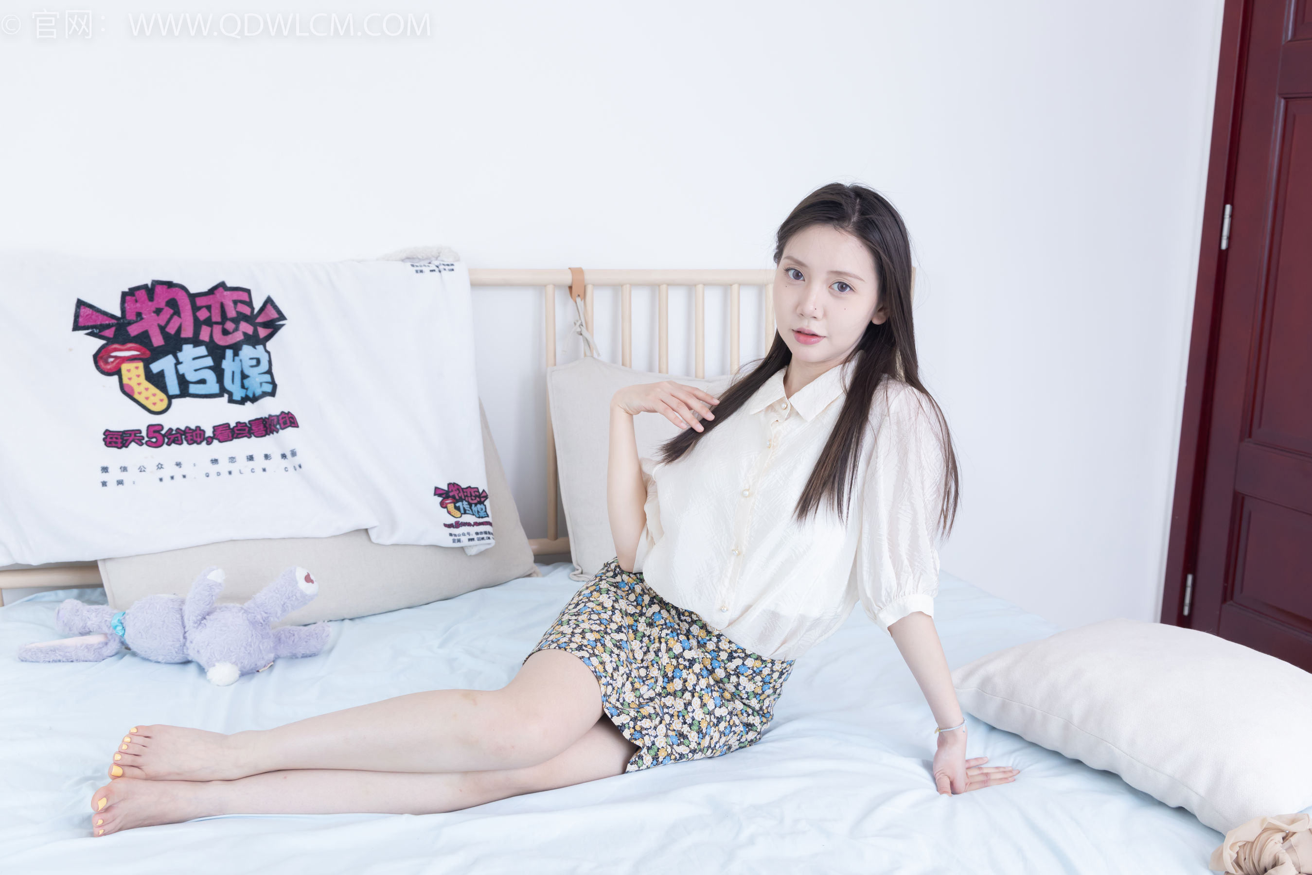 物恋传媒 No.2409 小曦 - 三双高跟鞋、薄肉丝、裸足/(155P)