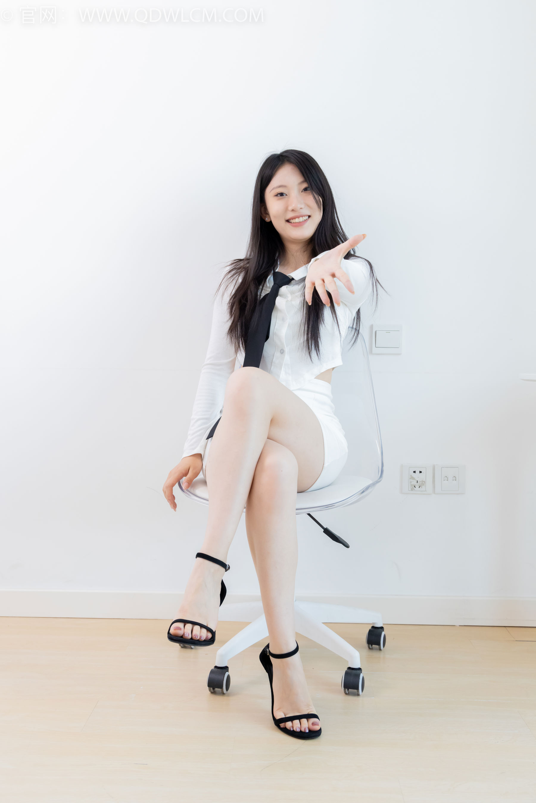 物恋传媒 No.2411 奶糖 - 两双高跟凉鞋、薄肉丝、薄黑丝、裸足/(175P)