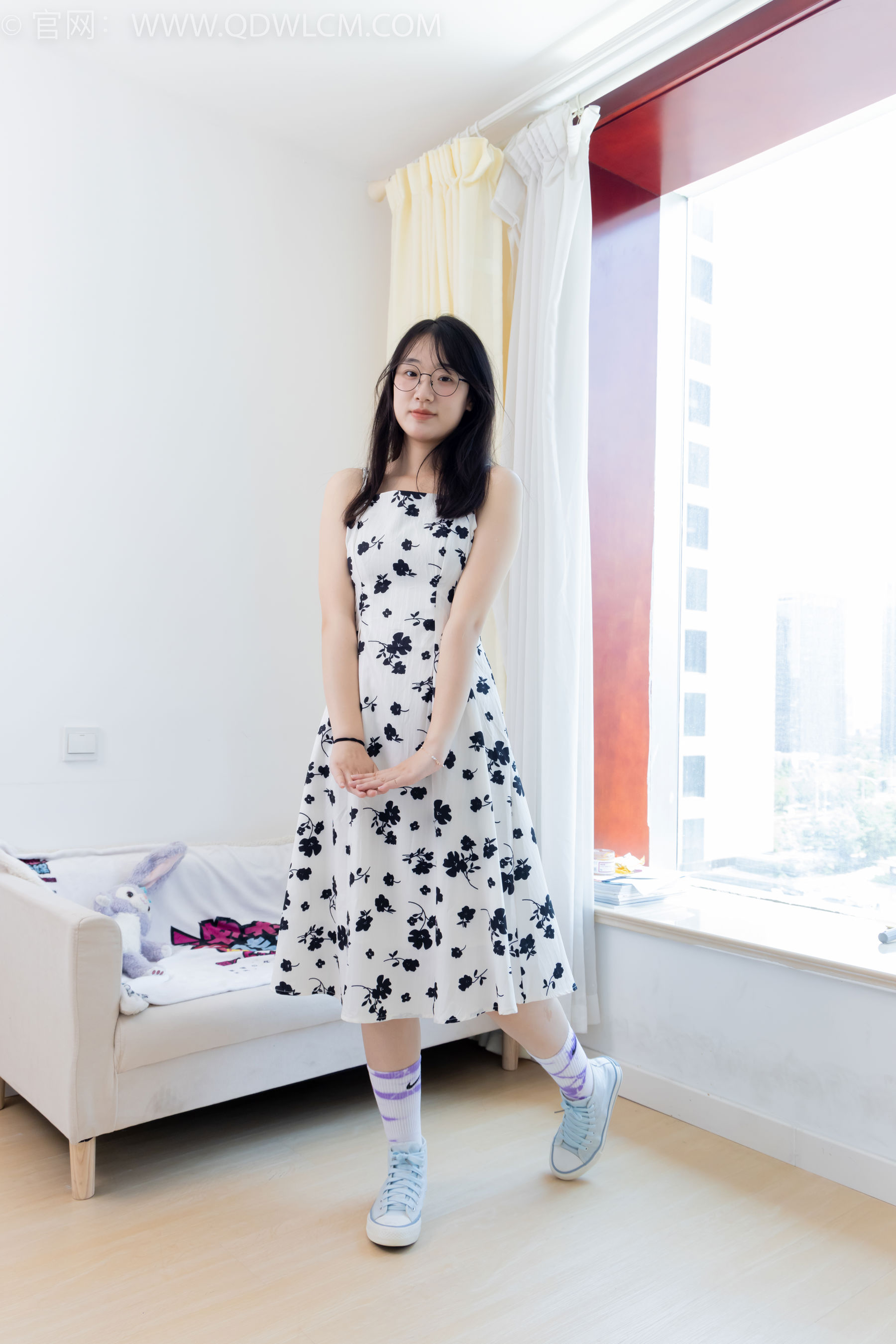 物恋传媒 No.2403 小椿 - 帆布鞋、白紫棉袜、裸足/(155P)