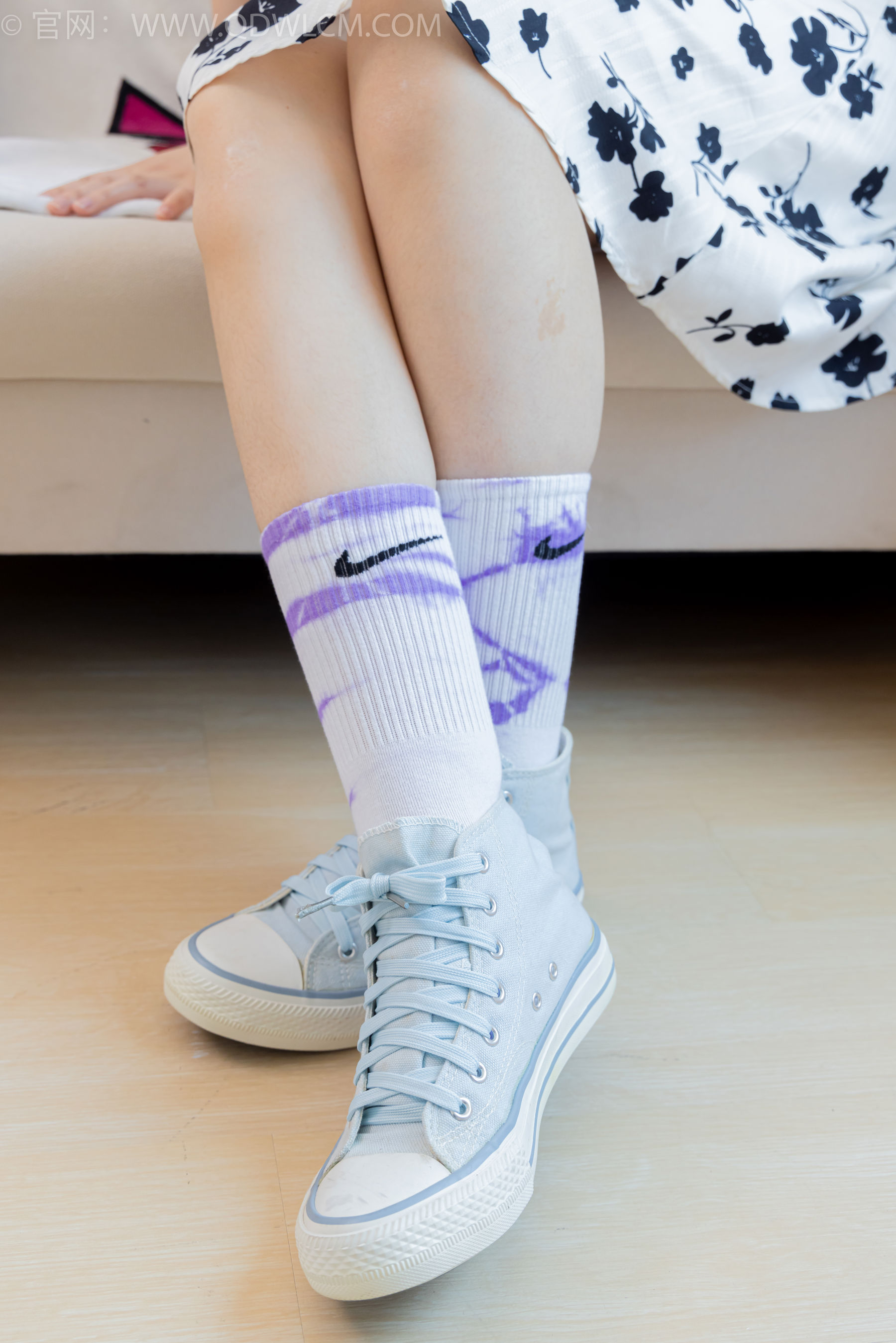 物恋传媒 No.2403 小椿 - 帆布鞋、白紫棉袜、裸足/(155P)