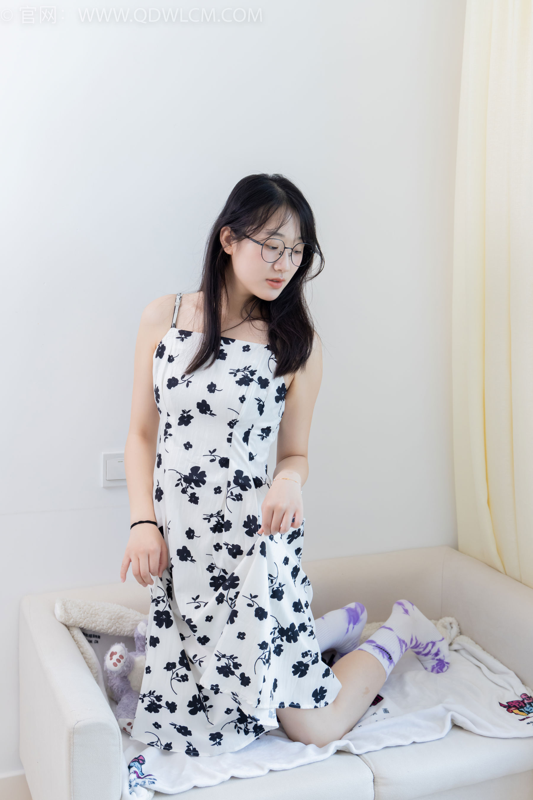 物恋传媒 No.2403 小椿 - 帆布鞋、白紫棉袜、裸足/(155P)