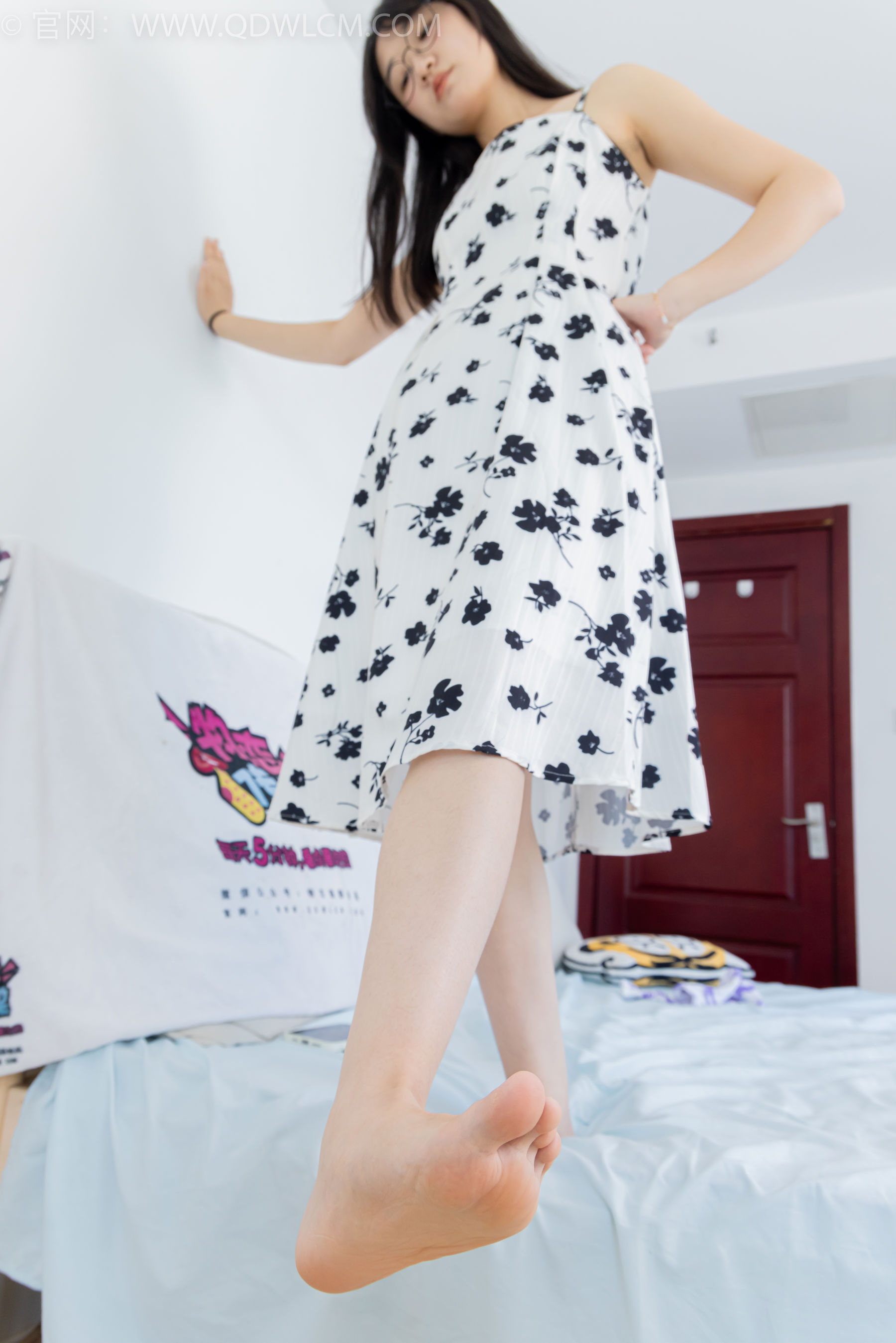 物恋传媒 No.2403 小椿 - 帆布鞋、白紫棉袜、裸足/(155P)