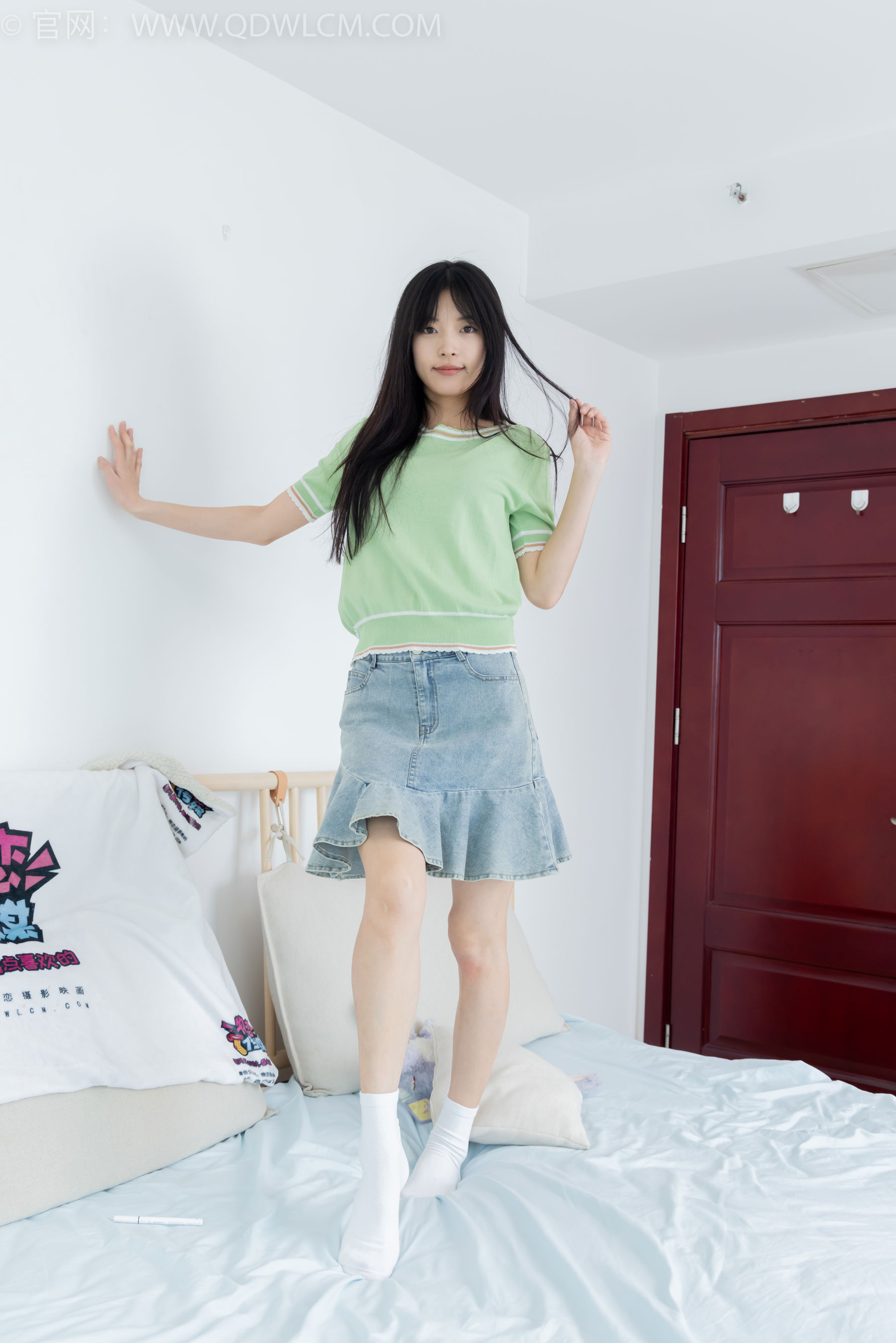 物恋传媒 No.2402 茯苓 - 板鞋、白棉袜、裸足/(190P)