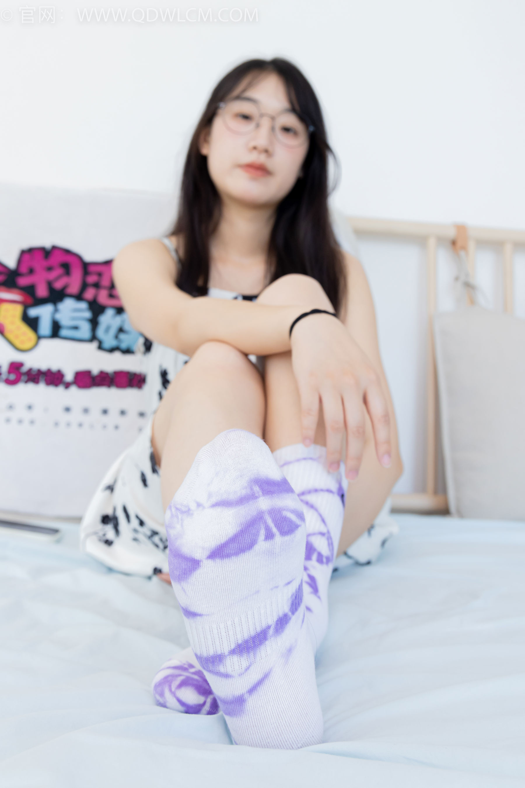 物恋传媒 No.2403 小椿 - 帆布鞋、白紫棉袜、裸足/(155P)