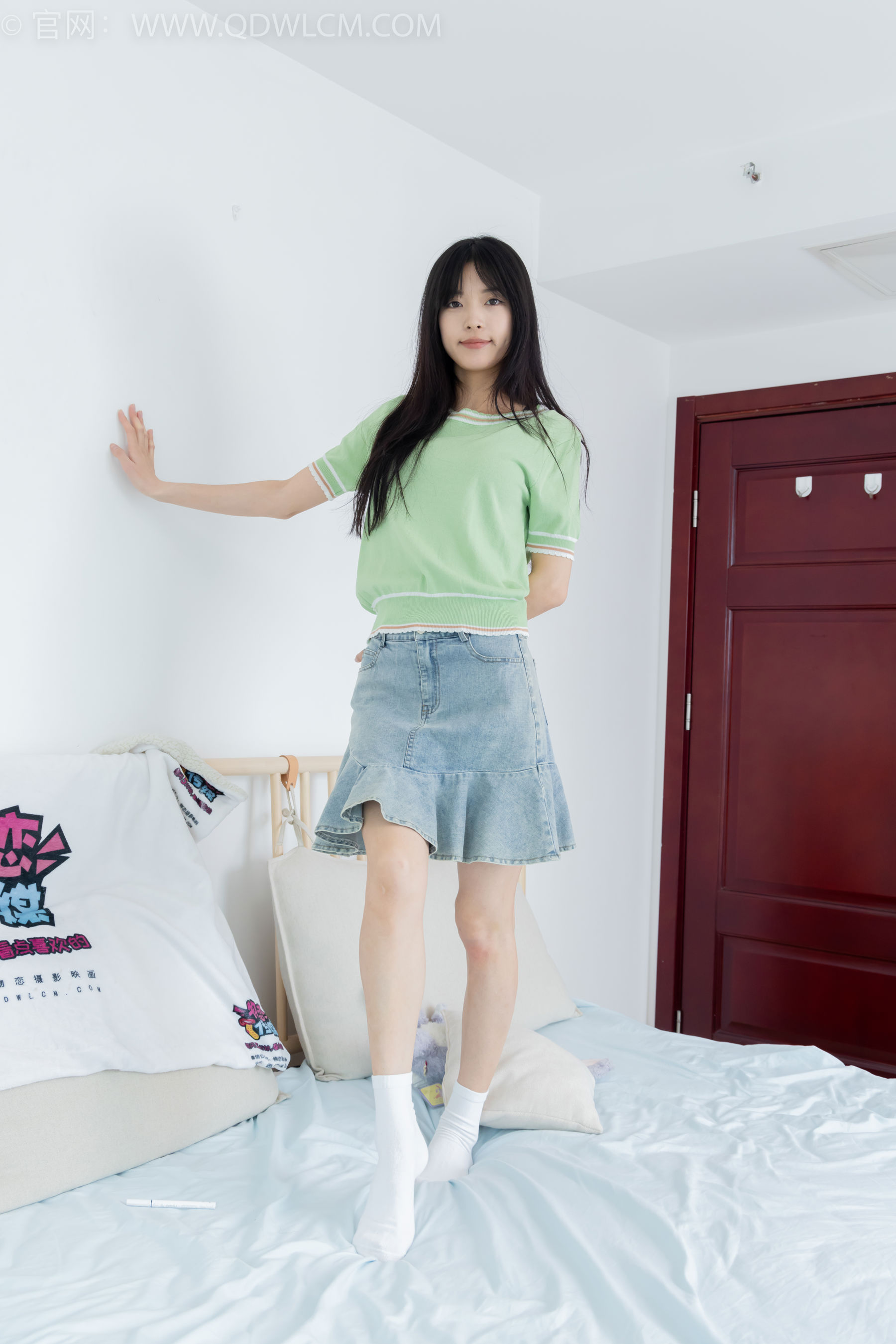 物恋传媒 No.2402 茯苓 - 板鞋、白棉袜、裸足/(190P)