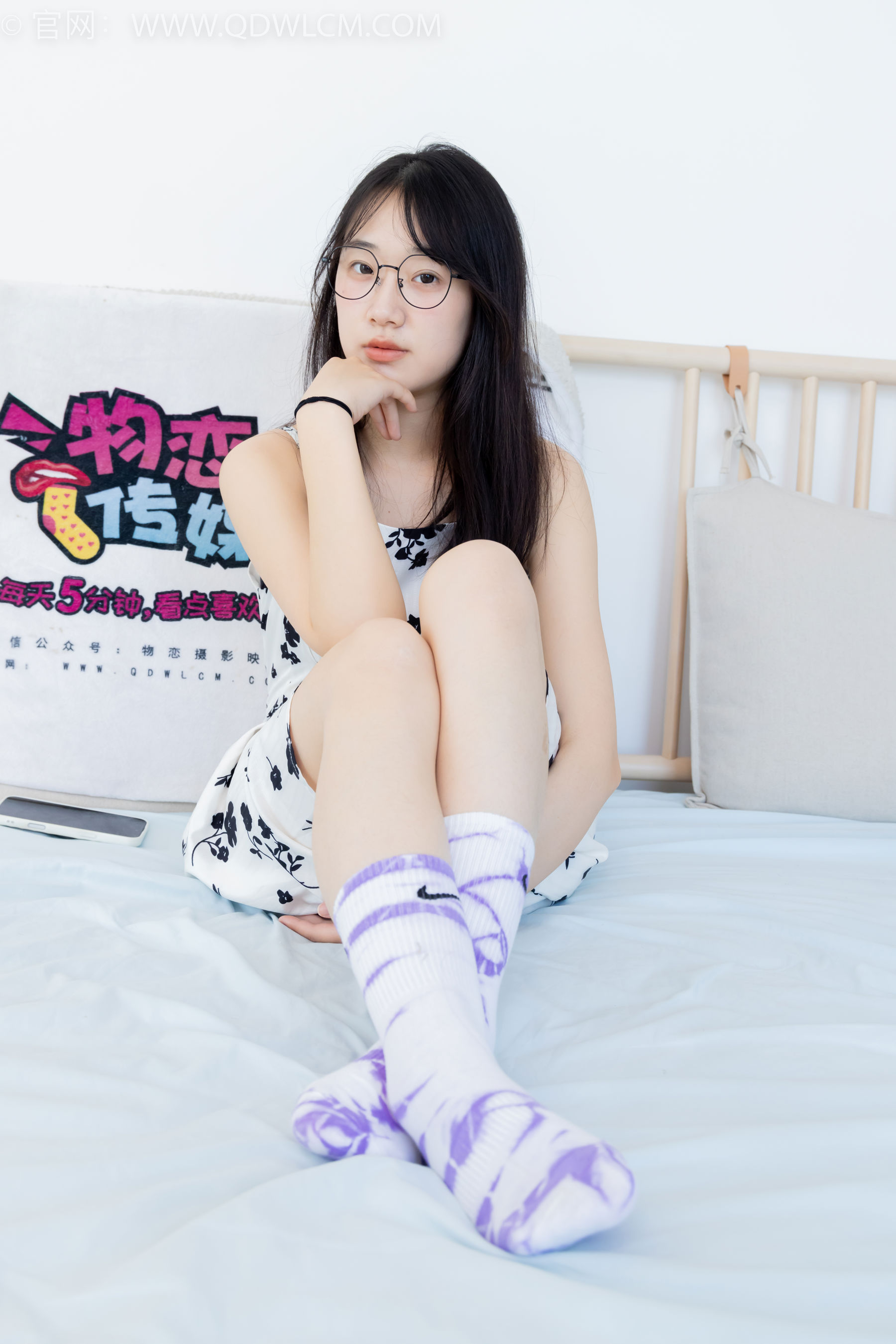 物恋传媒 No.2403 小椿 - 帆布鞋、白紫棉袜、裸足/(155P)