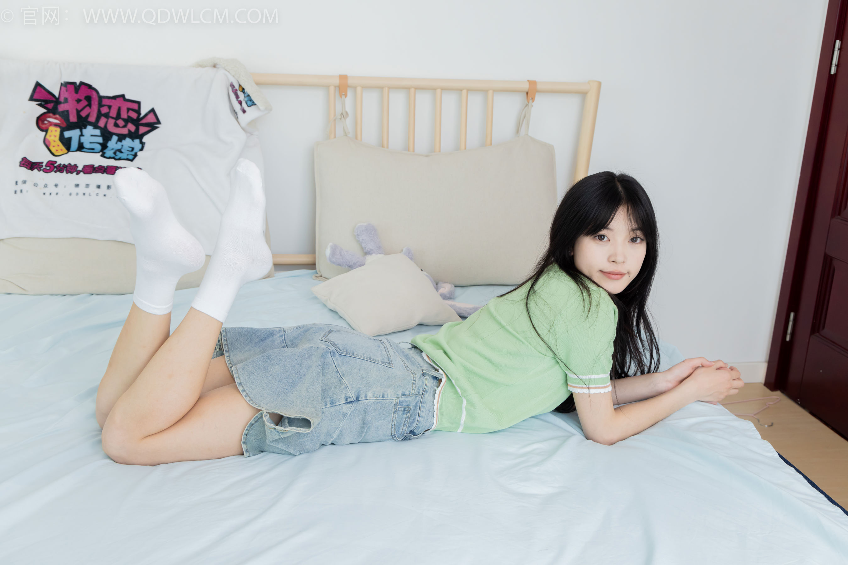 物恋传媒 No.2402 茯苓 - 板鞋、白棉袜、裸足/(190P)