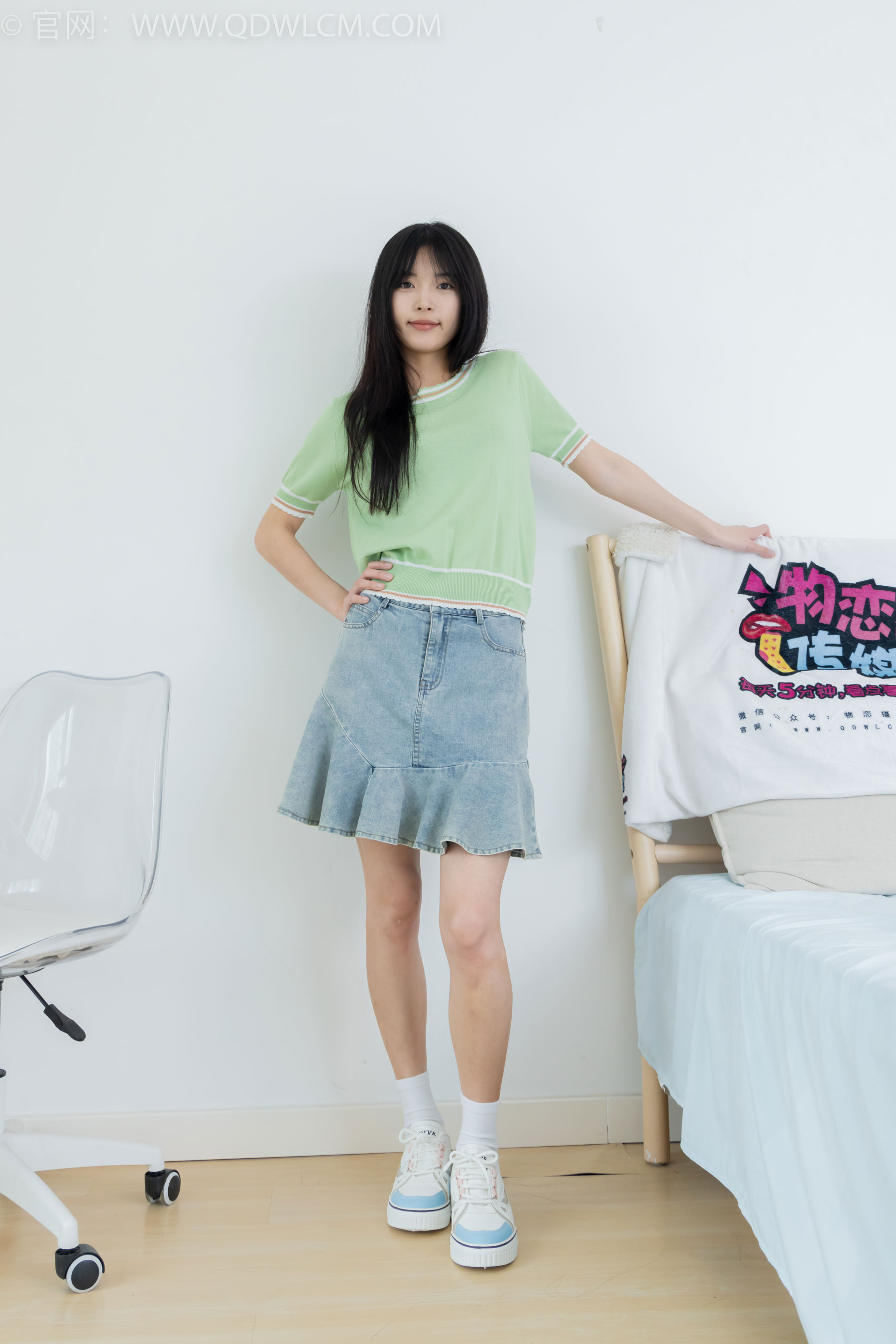 物恋传媒 No.2402 茯苓 - 板鞋、白棉袜、裸足/(190P)