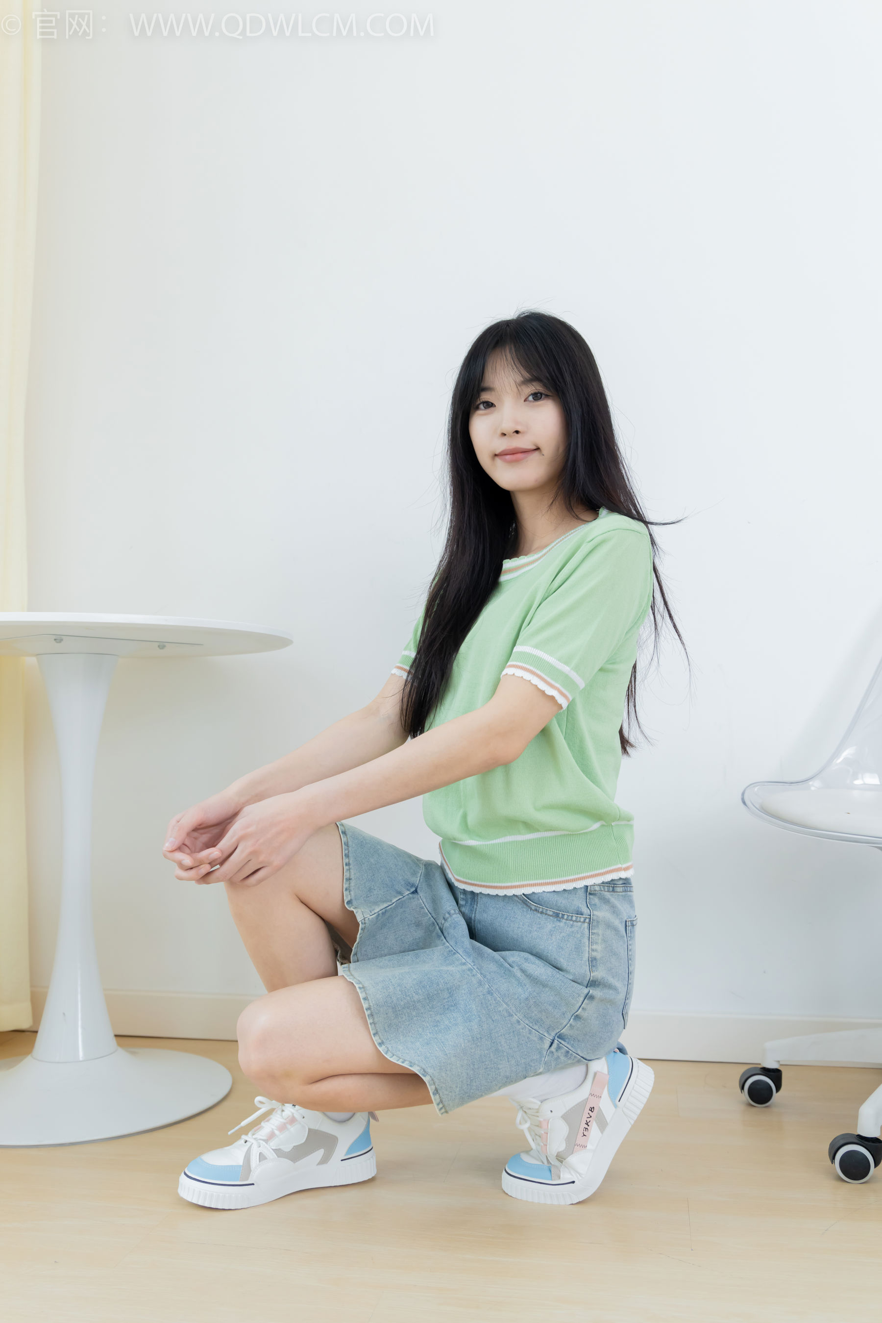 物恋传媒 No.2402 茯苓 - 板鞋、白棉袜、裸足/(190P)