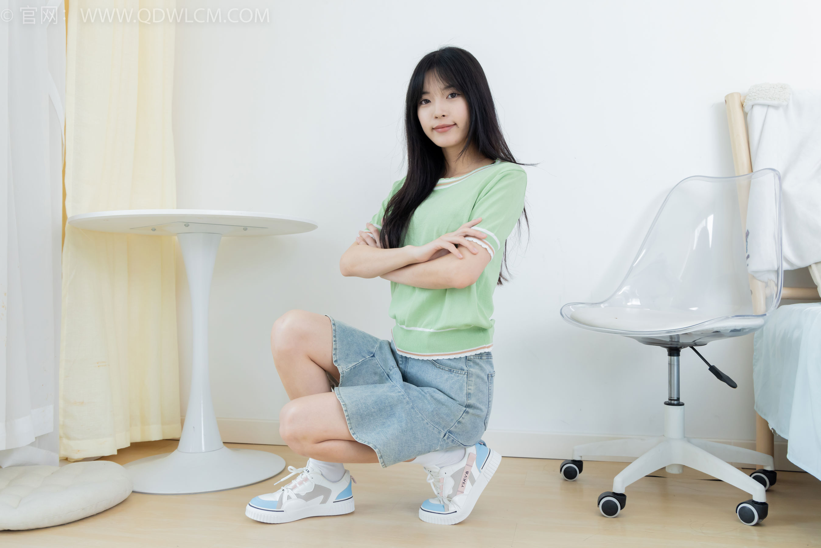 物恋传媒 No.2402 茯苓 - 板鞋、白棉袜、裸足/(190P)