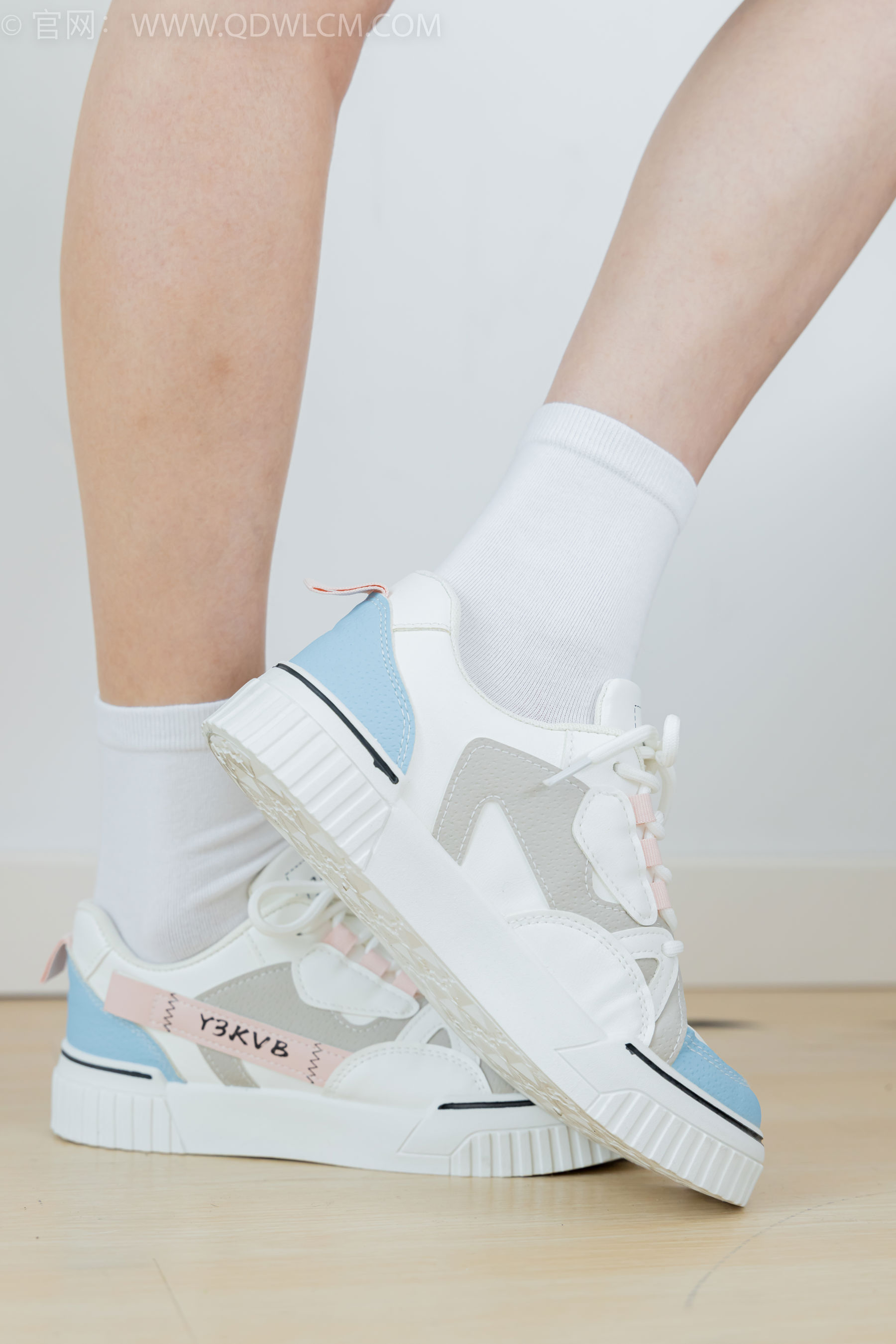 物恋传媒 No.2402 茯苓 - 板鞋、白棉袜、裸足/(190P)