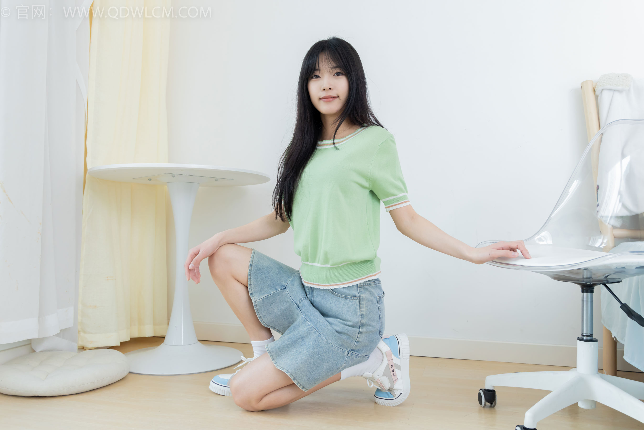 物恋传媒 No.2402 茯苓 - 板鞋、白棉袜、裸足/(190P)