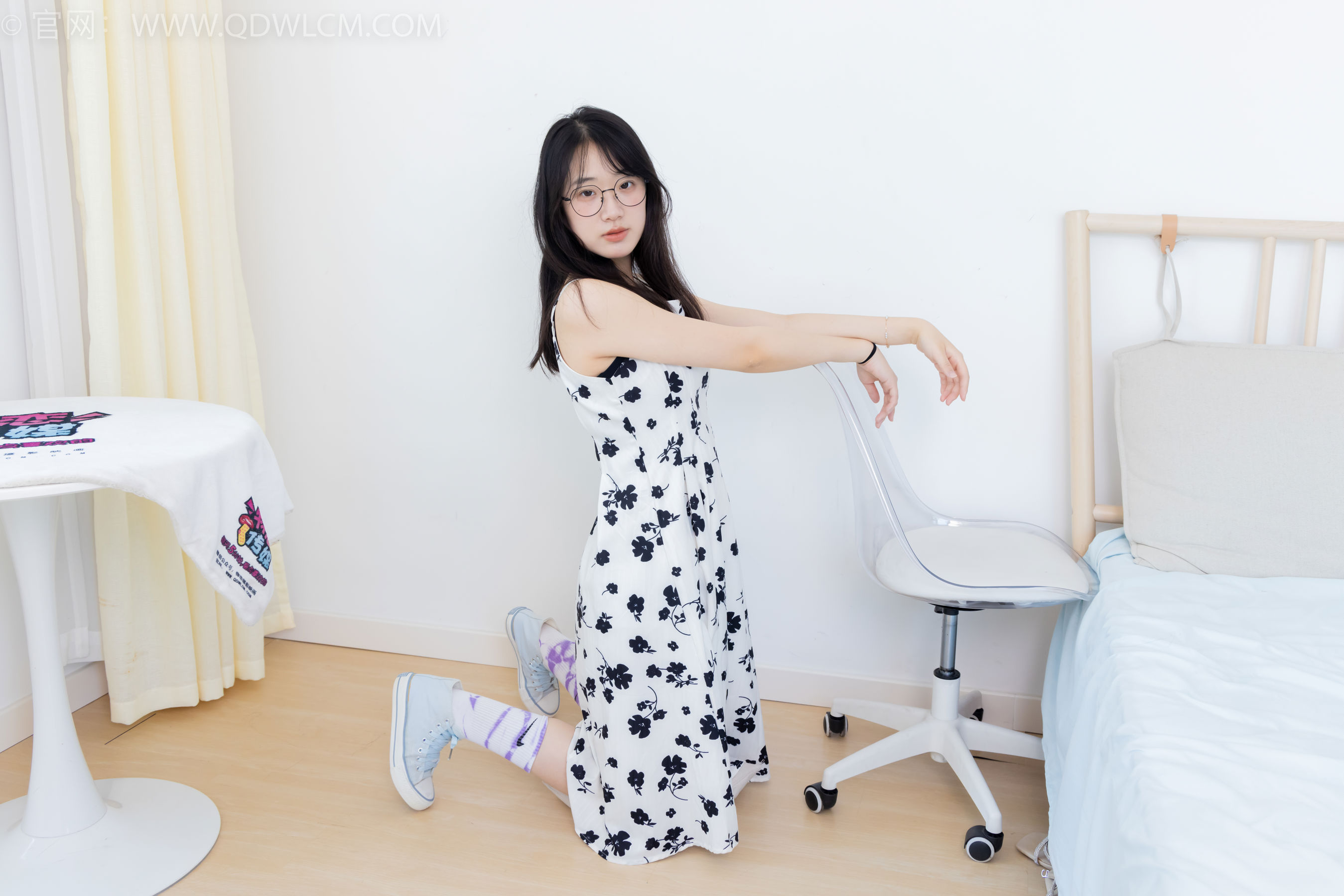 物恋传媒 No.2403 小椿 - 帆布鞋、白紫棉袜、裸足/(155P)