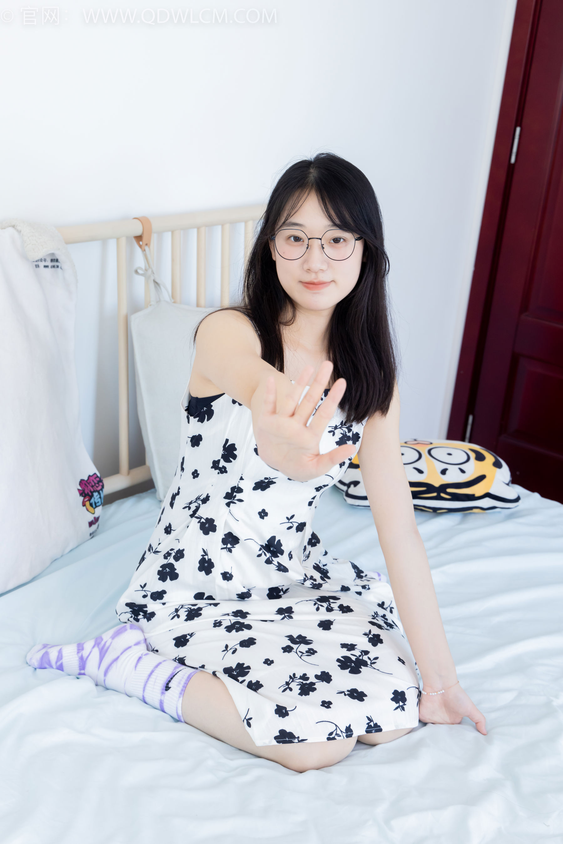 物恋传媒 No.2403 小椿 - 帆布鞋、白紫棉袜、裸足/(155P)