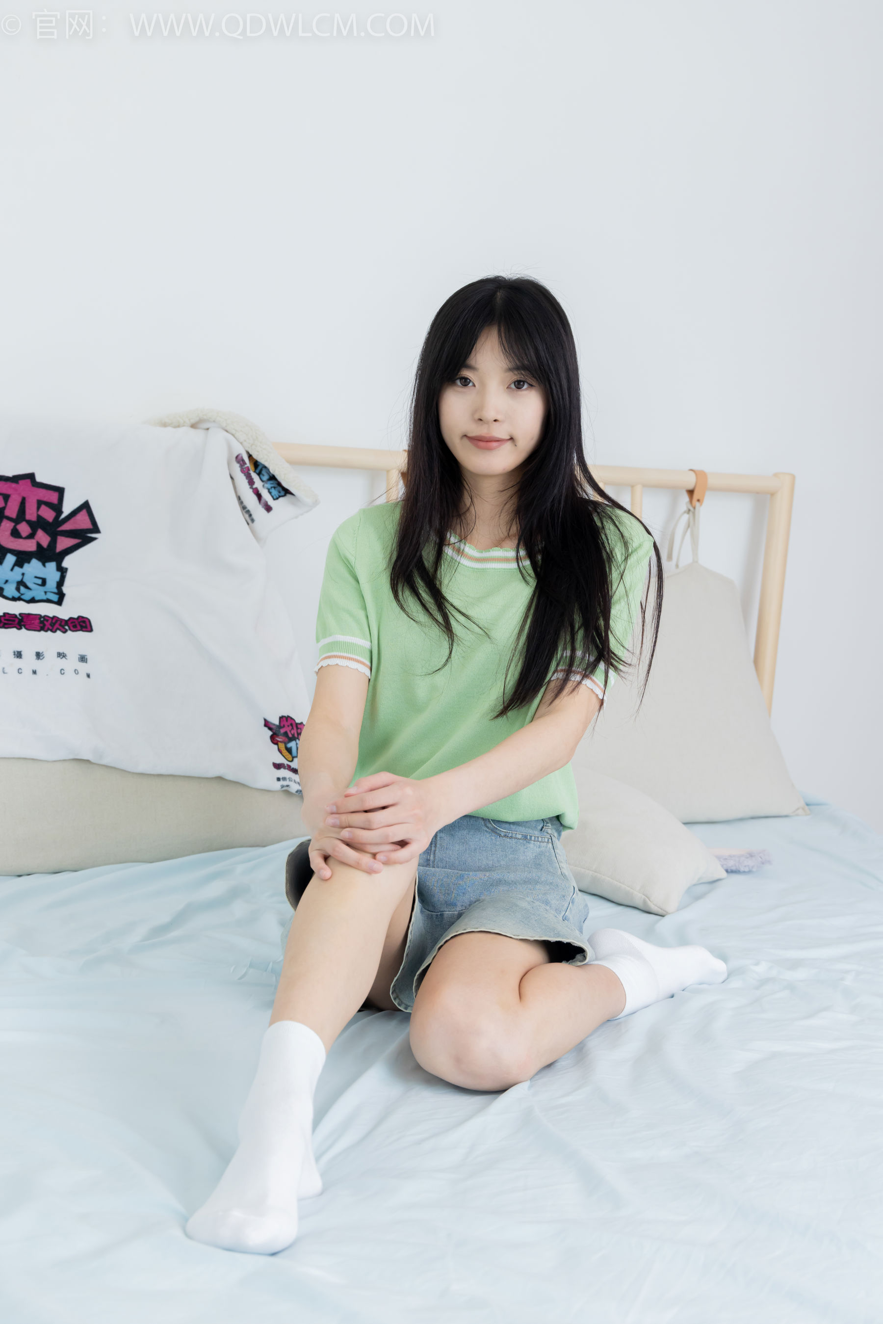 物恋传媒 No.2402 茯苓 - 板鞋、白棉袜、裸足/(190P)