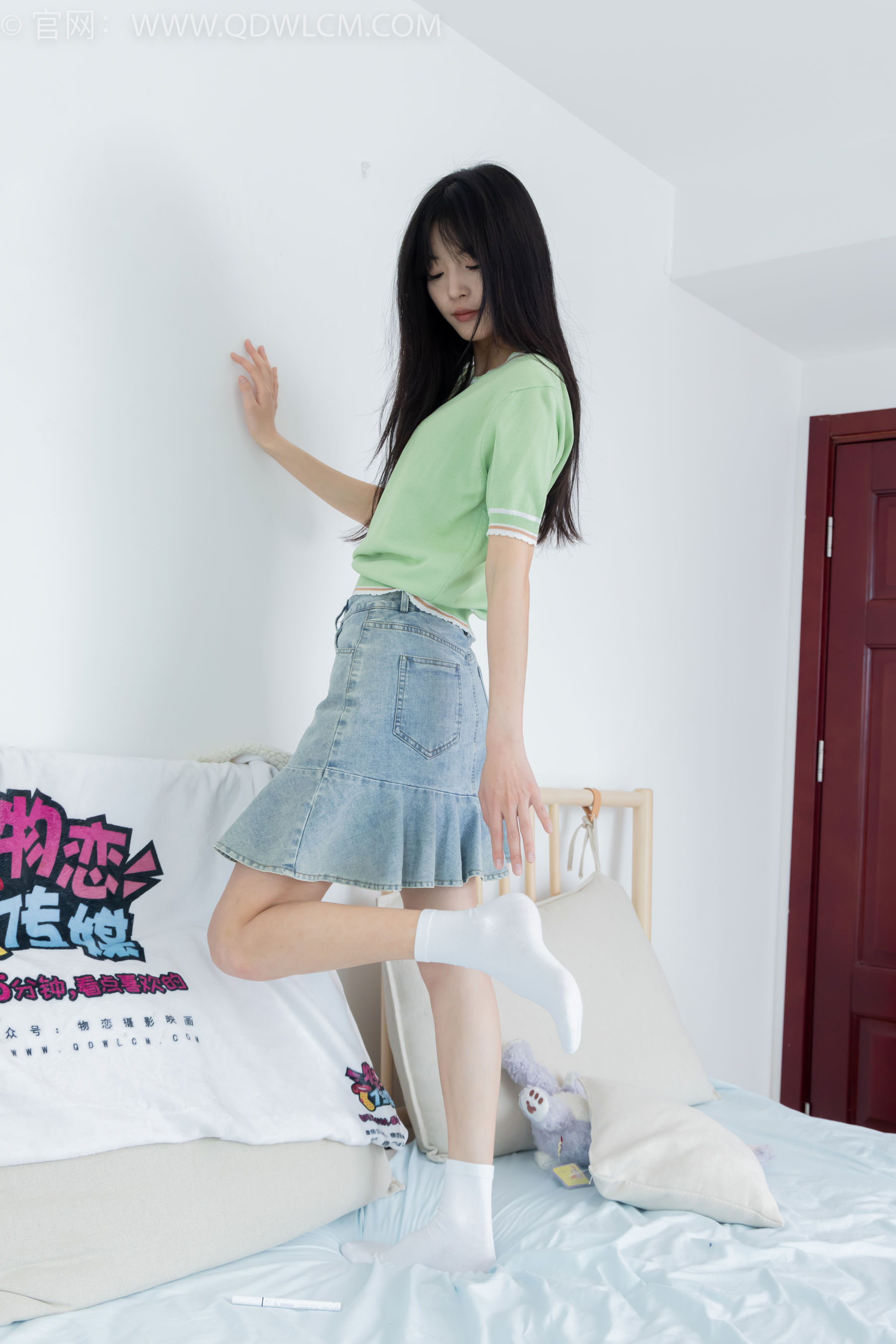 物恋传媒 No.2402 茯苓 - 板鞋、白棉袜、裸足/(190P)