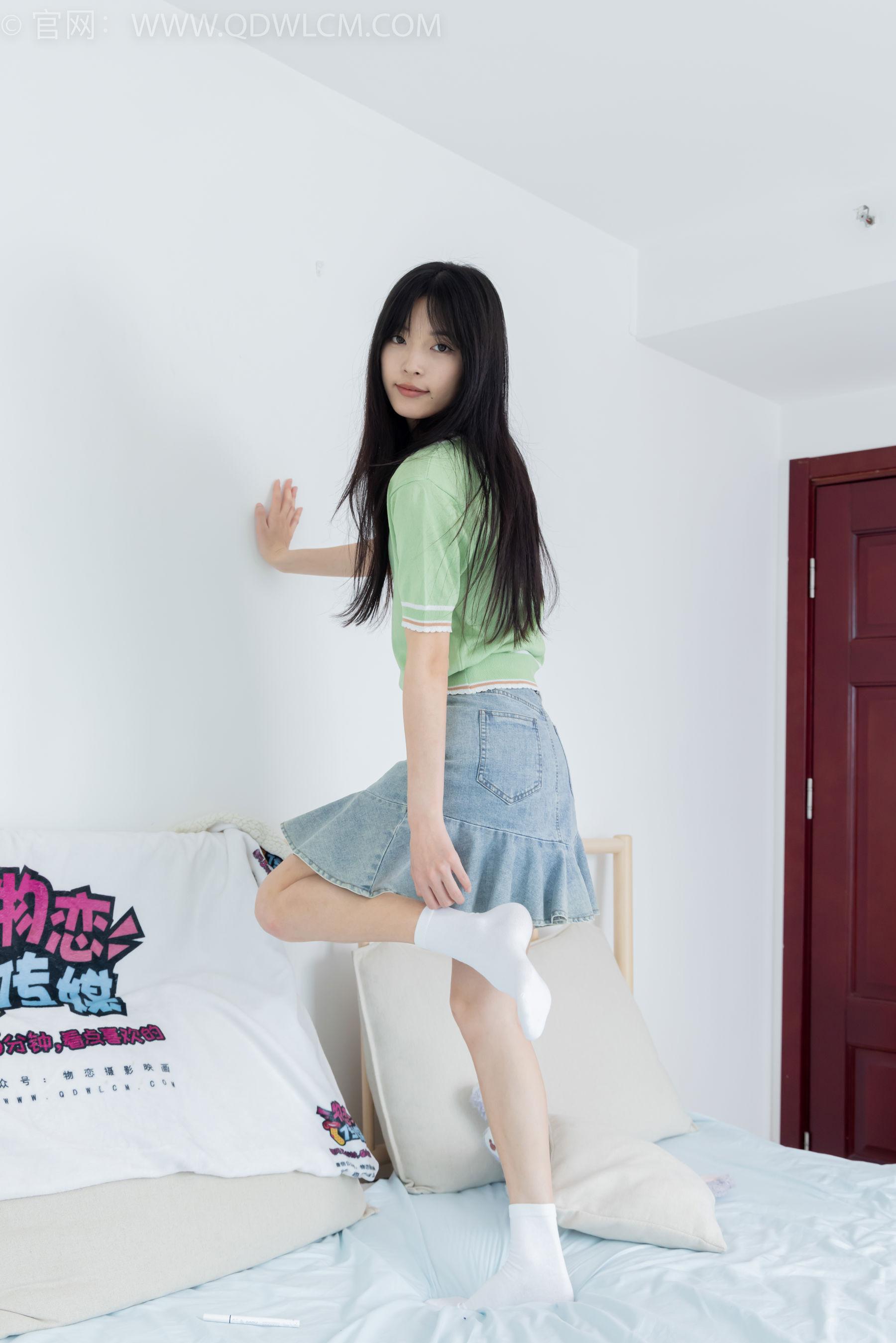 物恋传媒 No.2402 茯苓 - 板鞋、白棉袜、裸足/(190P)