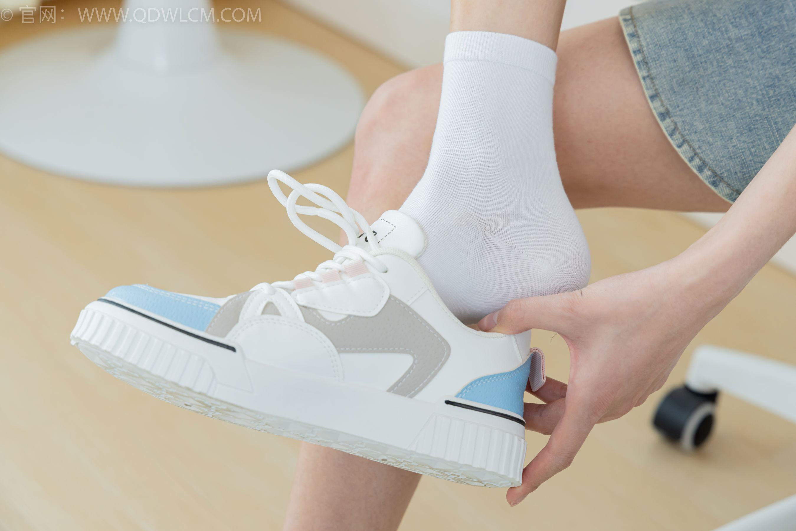 物恋传媒 No.2402 茯苓 - 板鞋、白棉袜、裸足/(190P)