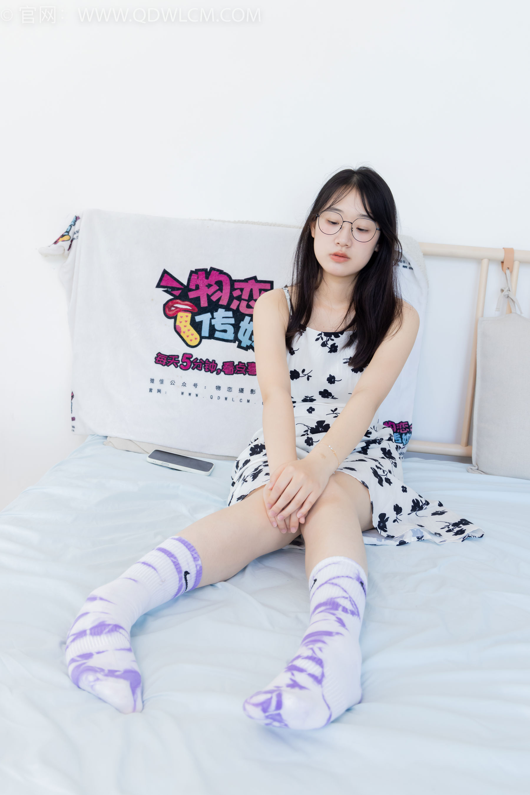 物恋传媒 No.2403 小椿 - 帆布鞋、白紫棉袜、裸足/(155P)