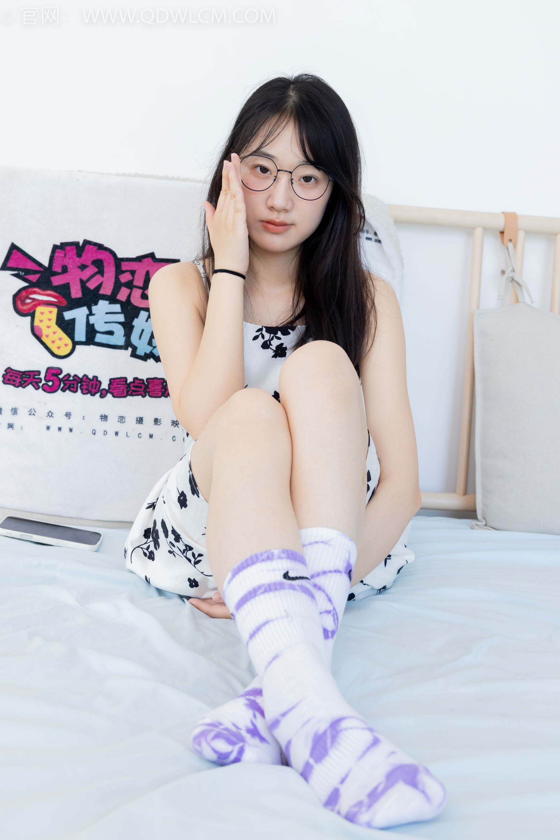 物恋传媒 No.2403 小椿 - 帆布鞋、白紫棉袜、裸足/(155P)