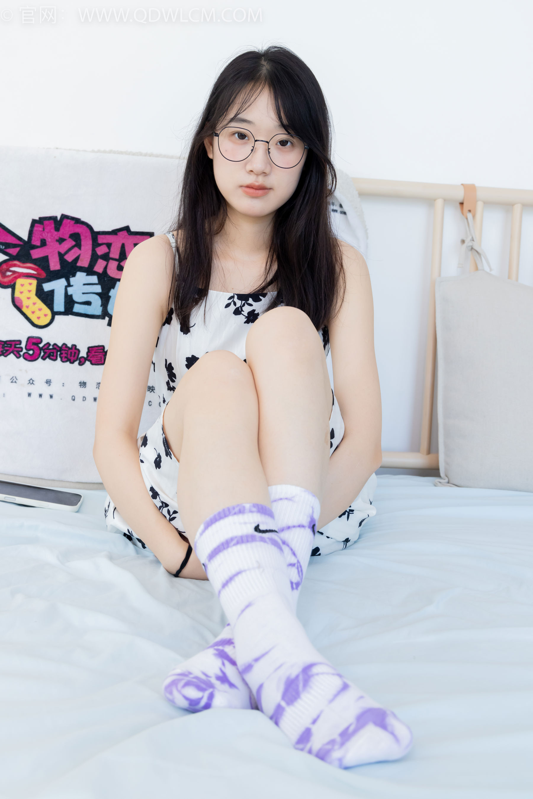 物恋传媒 No.2403 小椿 - 帆布鞋、白紫棉袜、裸足/(155P)