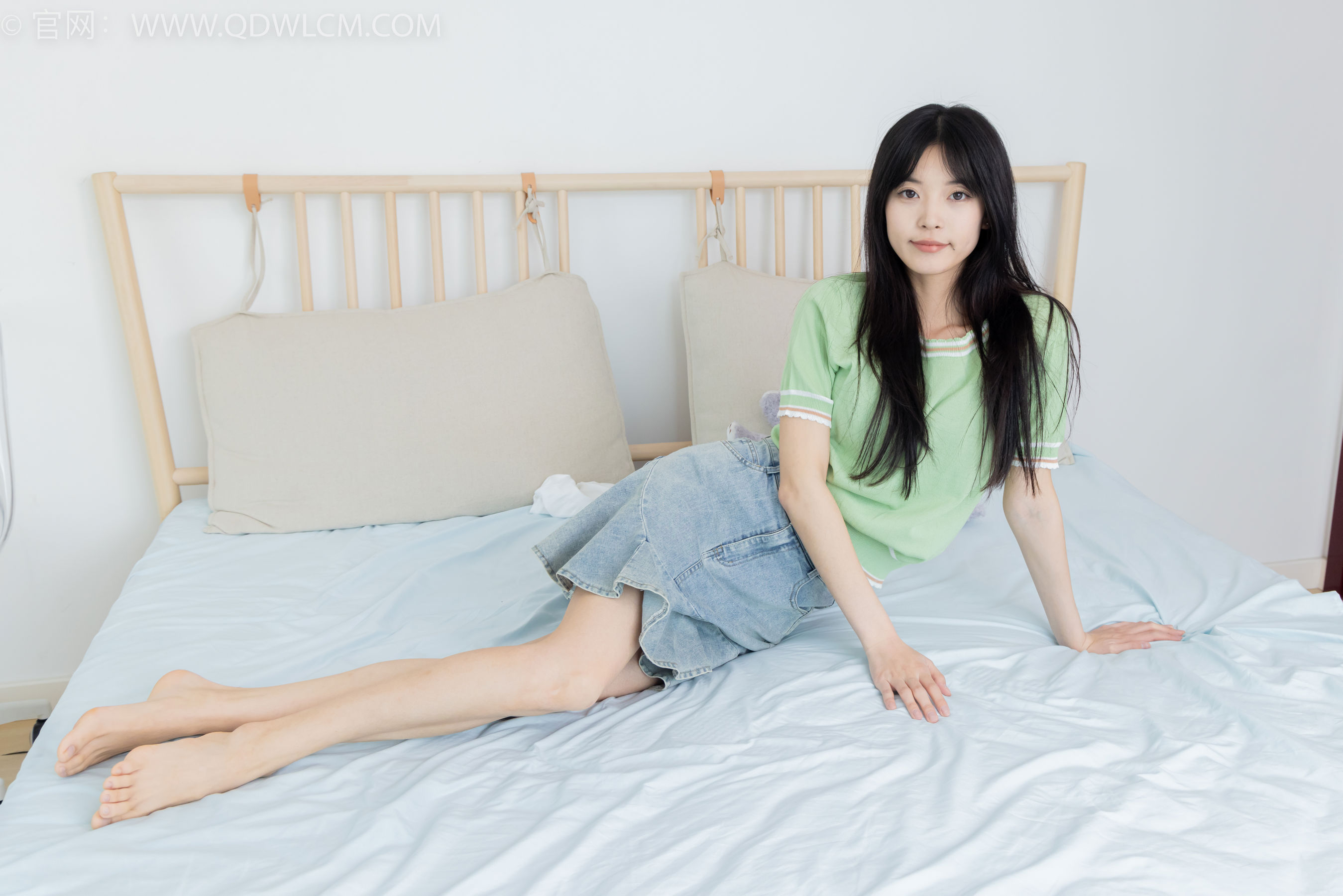 物恋传媒 No.2402 茯苓 - 板鞋、白棉袜、裸足/(190P)