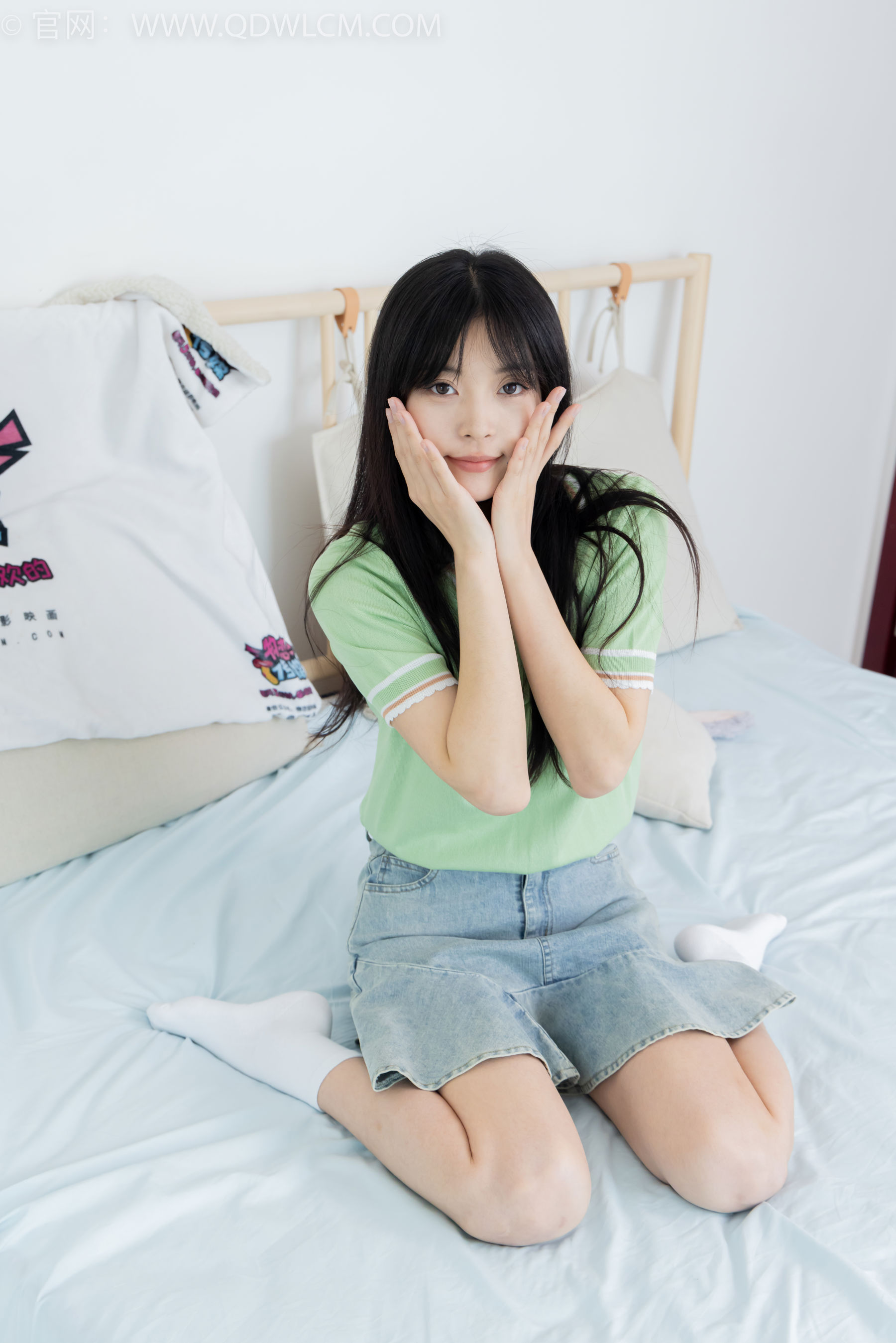 物恋传媒 No.2402 茯苓 - 板鞋、白棉袜、裸足/(190P)