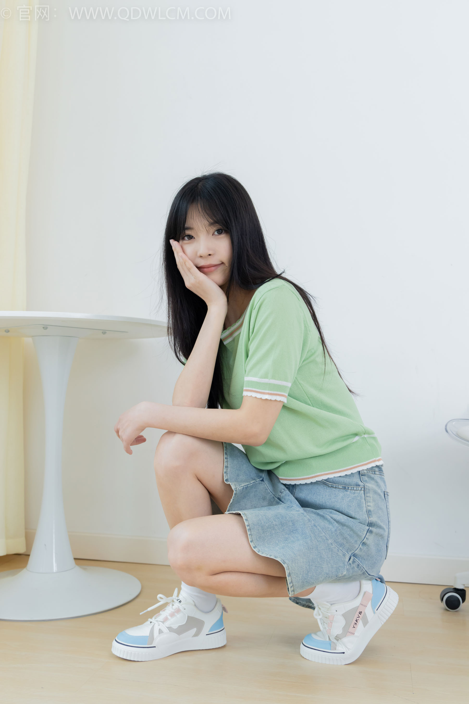 物恋传媒 No.2402 茯苓 - 板鞋、白棉袜、裸足/(190P)