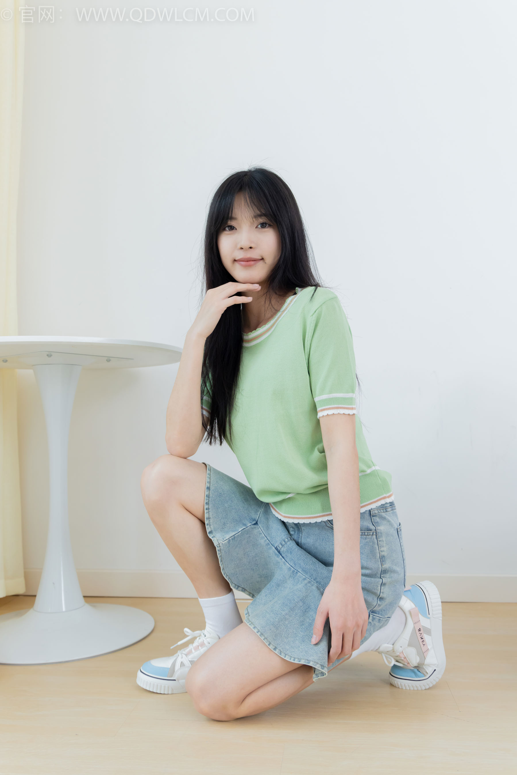 物恋传媒 No.2402 茯苓 - 板鞋、白棉袜、裸足/(190P)