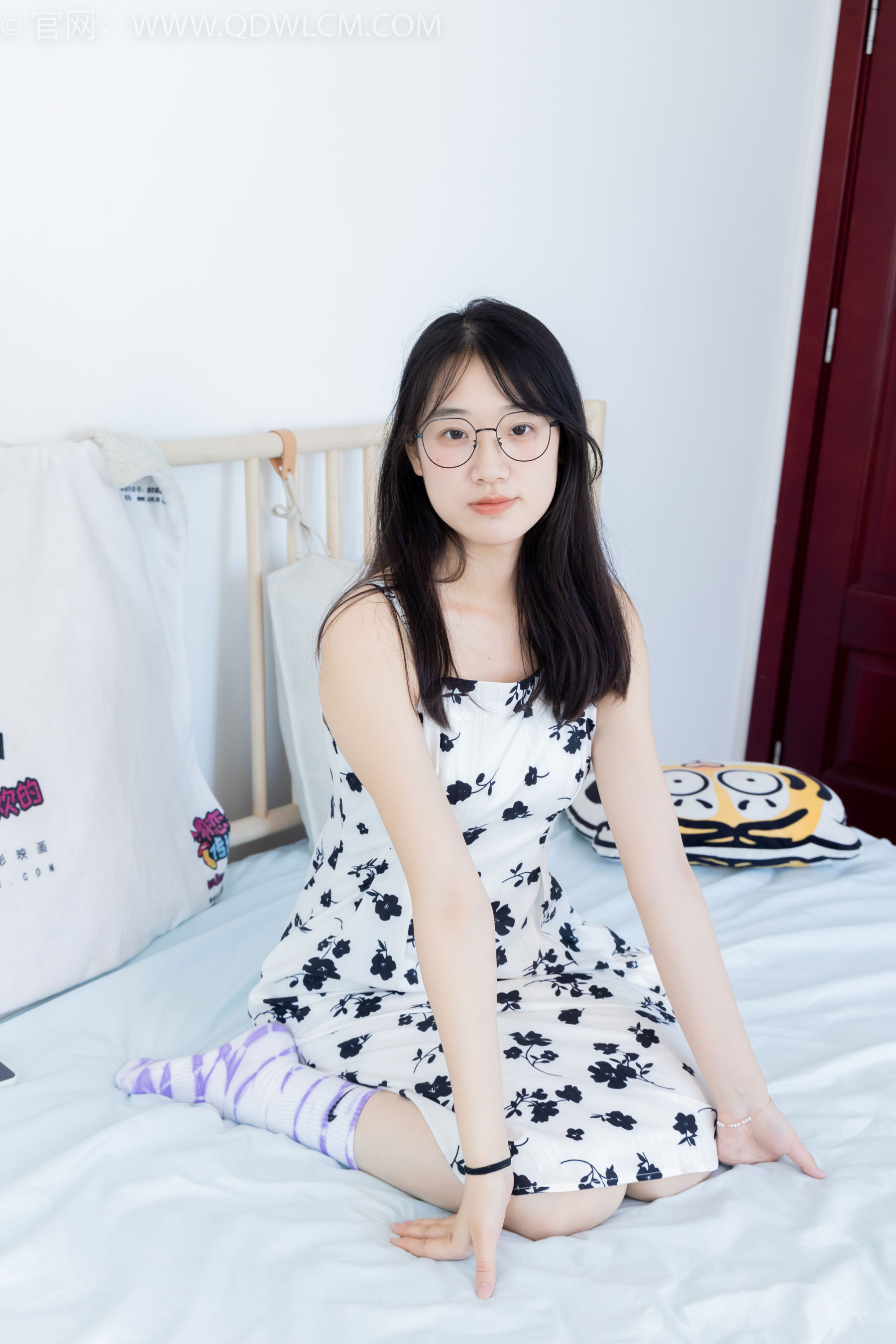 物恋传媒 No.2403 小椿 - 帆布鞋、白紫棉袜、裸足/(155P)