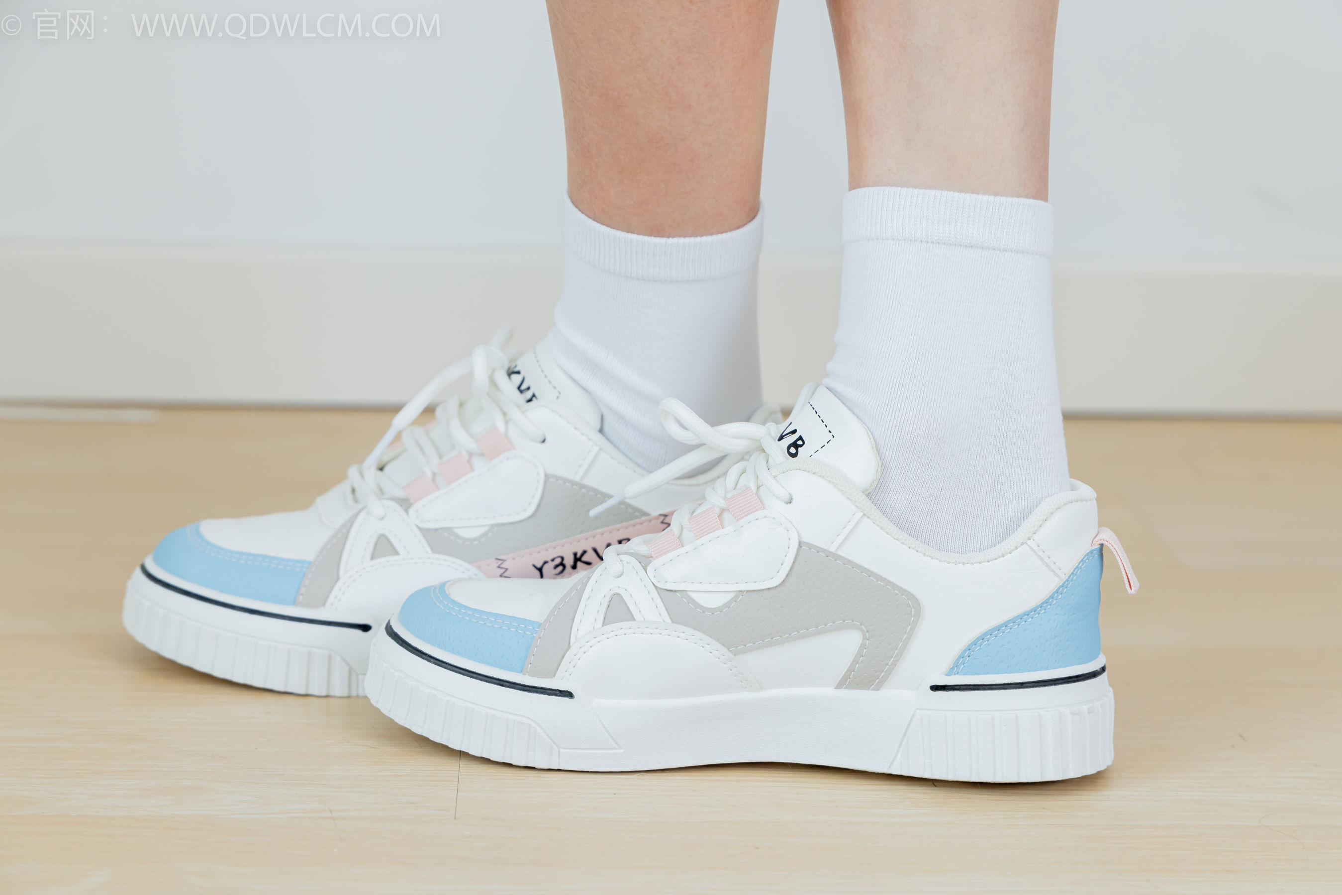 物恋传媒 No.2402 茯苓 - 板鞋、白棉袜、裸足/(190P)