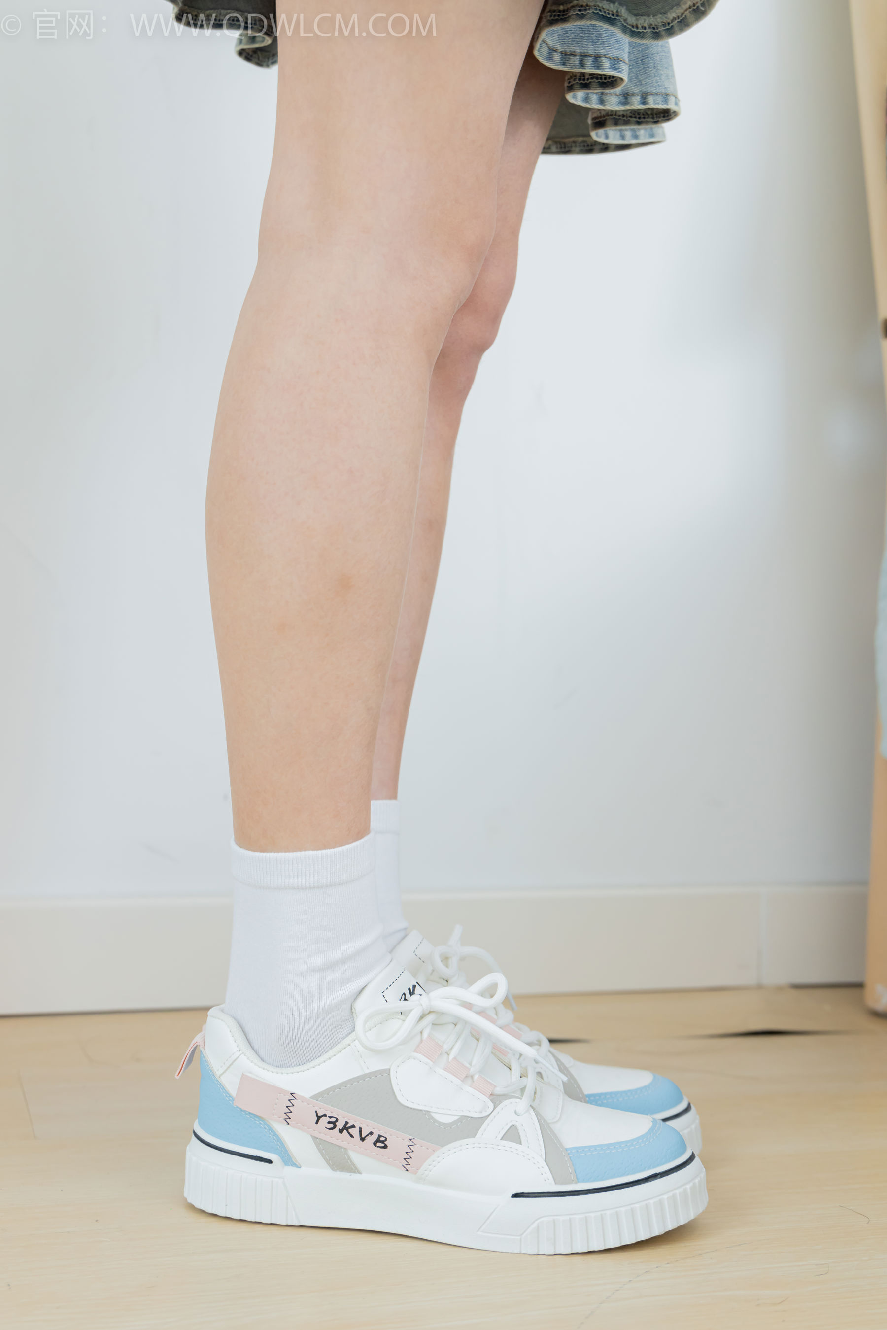 物恋传媒 No.2402 茯苓 - 板鞋、白棉袜、裸足/(190P)