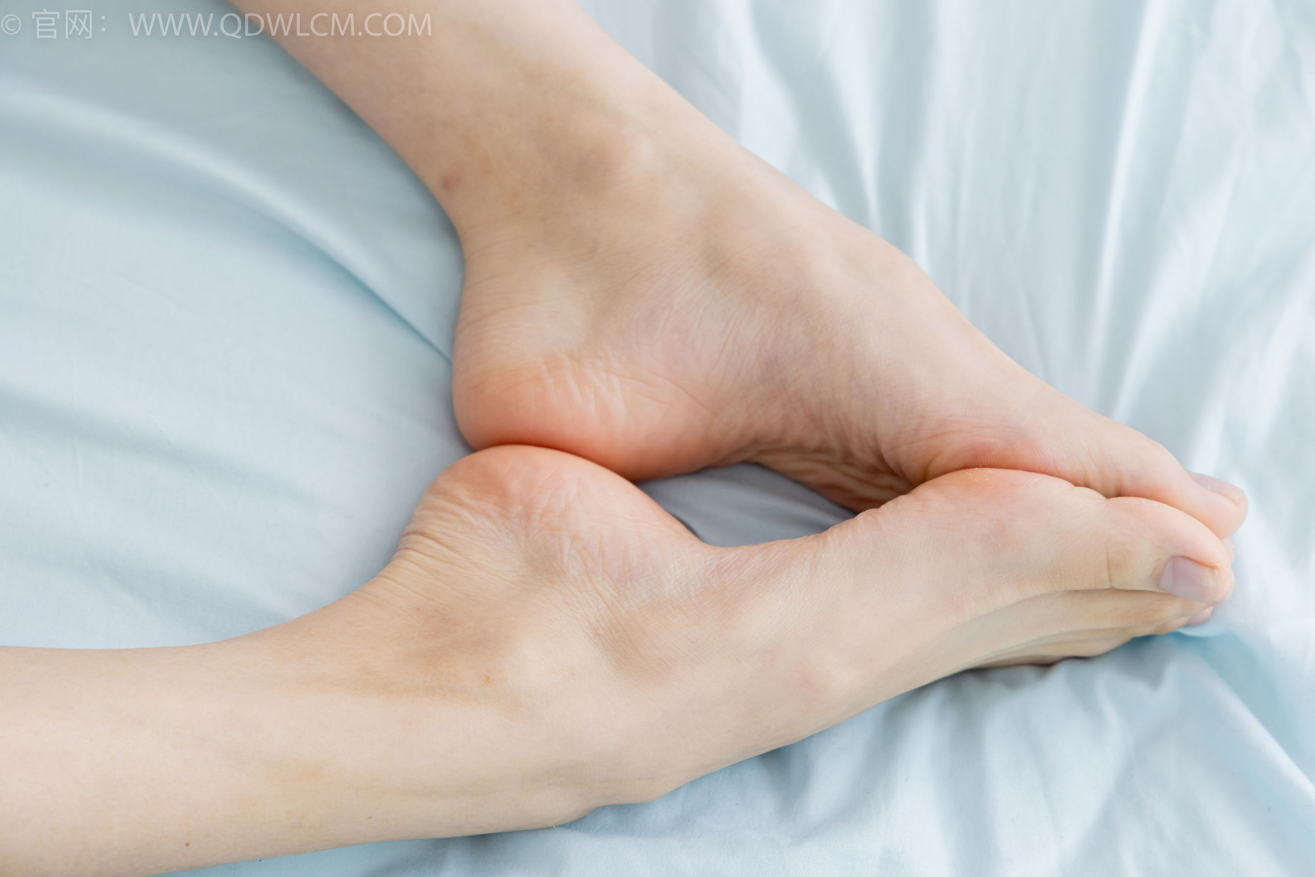 物恋传媒 No.2402 茯苓 - 板鞋、白棉袜、裸足/(190P)