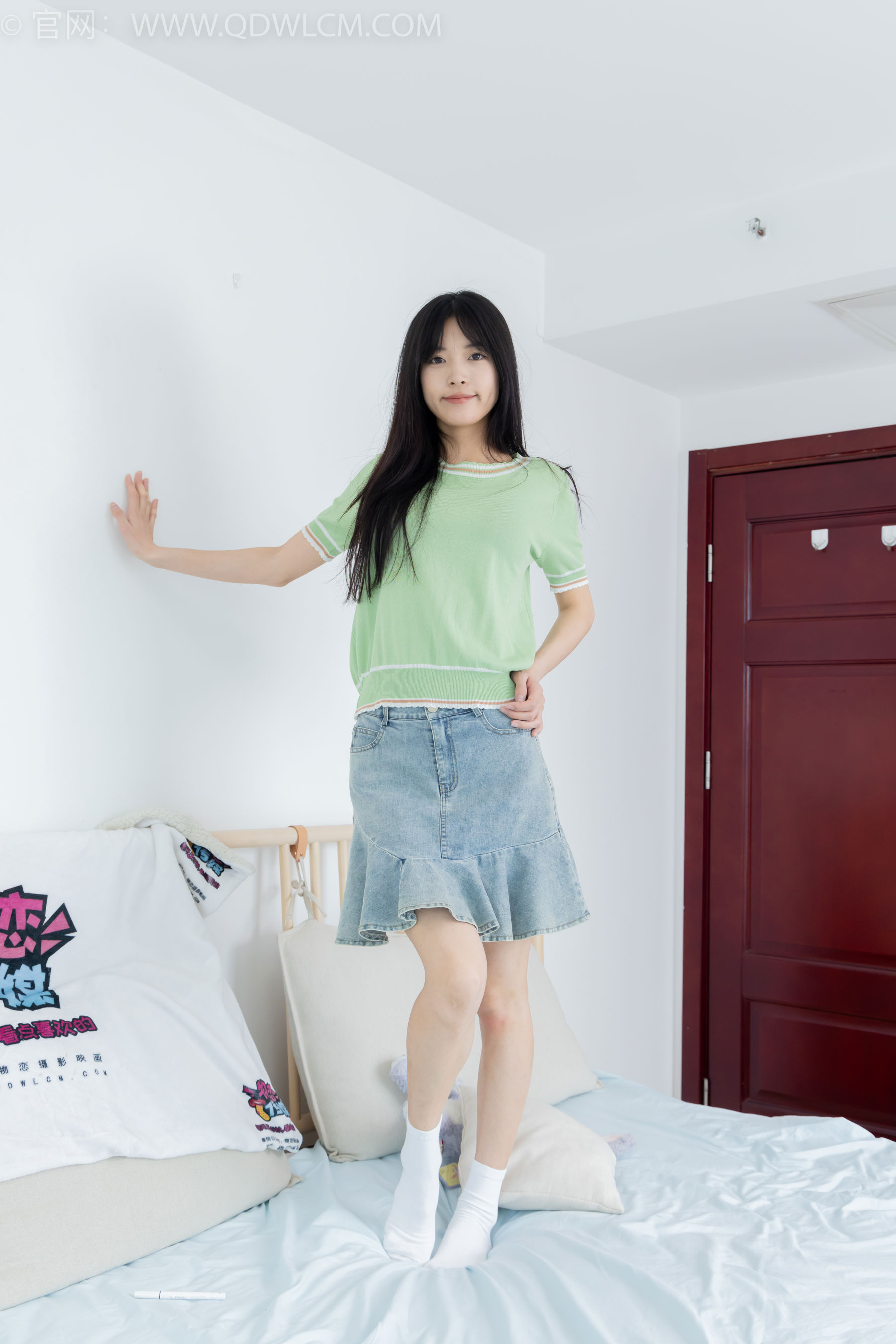 物恋传媒 No.2402 茯苓 - 板鞋、白棉袜、裸足/(190P)