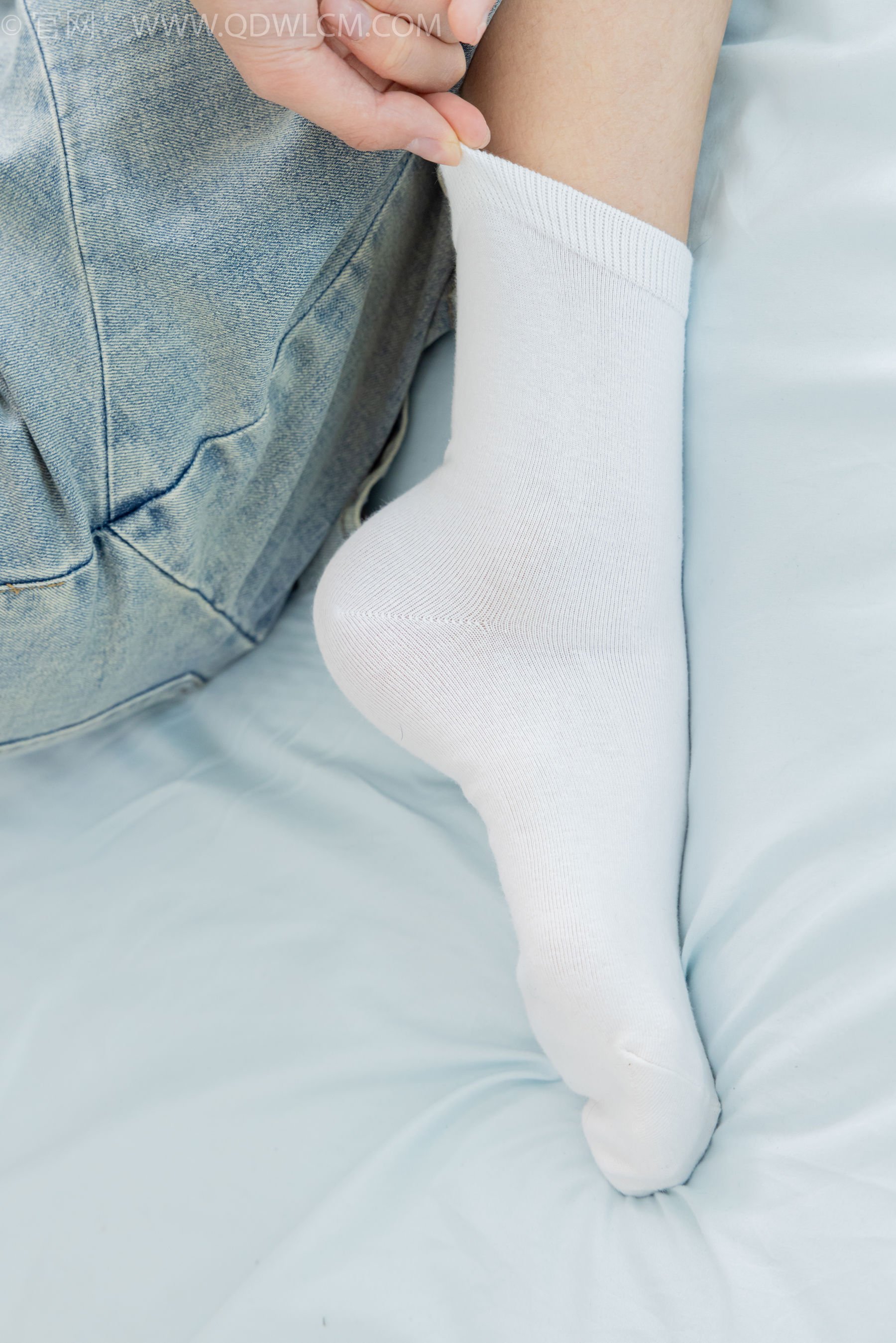 物恋传媒 No.2402 茯苓 - 板鞋、白棉袜、裸足/(190P)