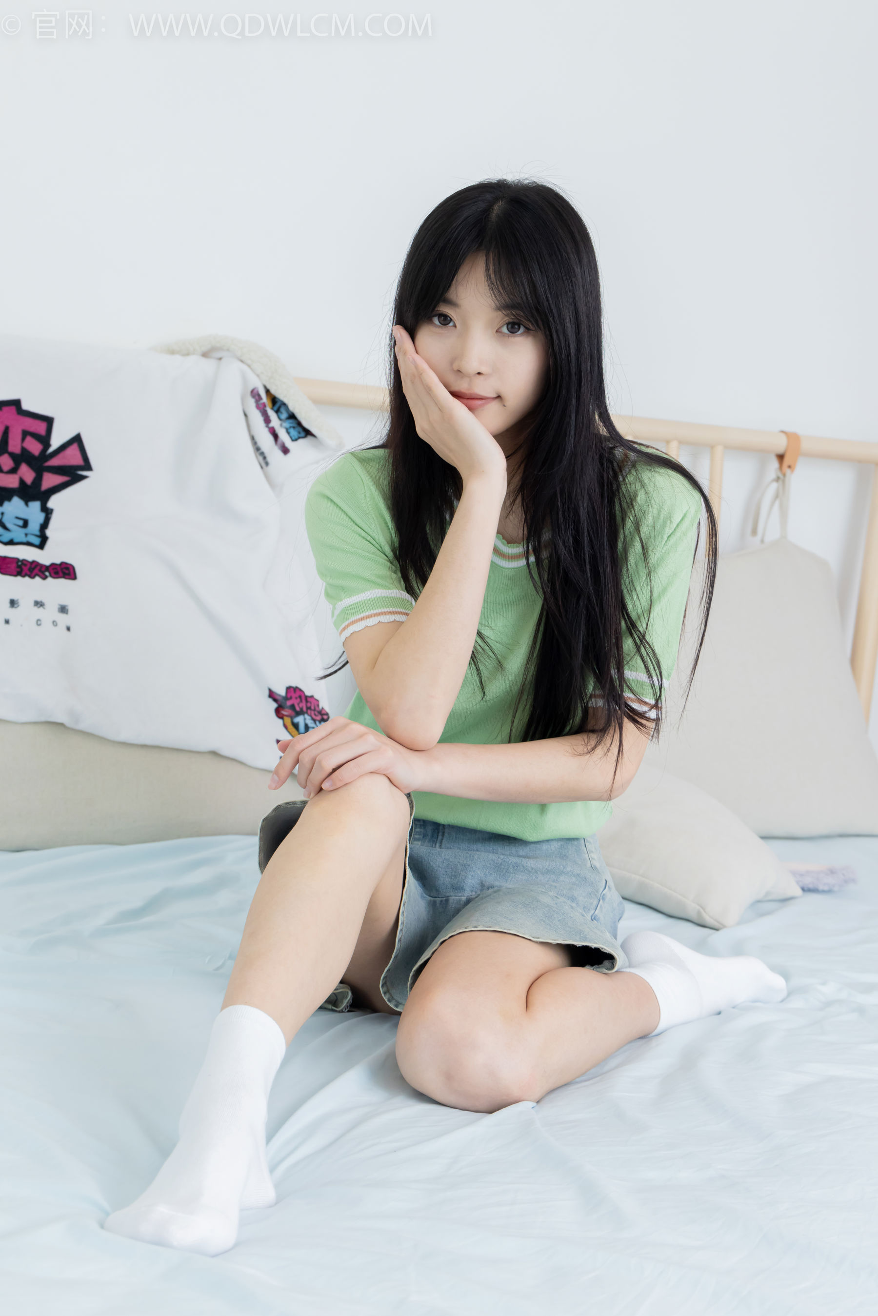 物恋传媒 No.2402 茯苓 - 板鞋、白棉袜、裸足/(190P)