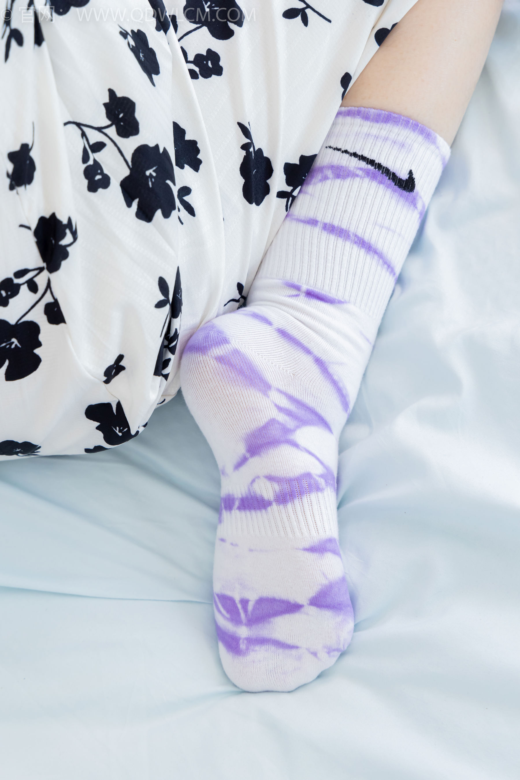 物恋传媒 No.2403 小椿 - 帆布鞋、白紫棉袜、裸足/(155P)