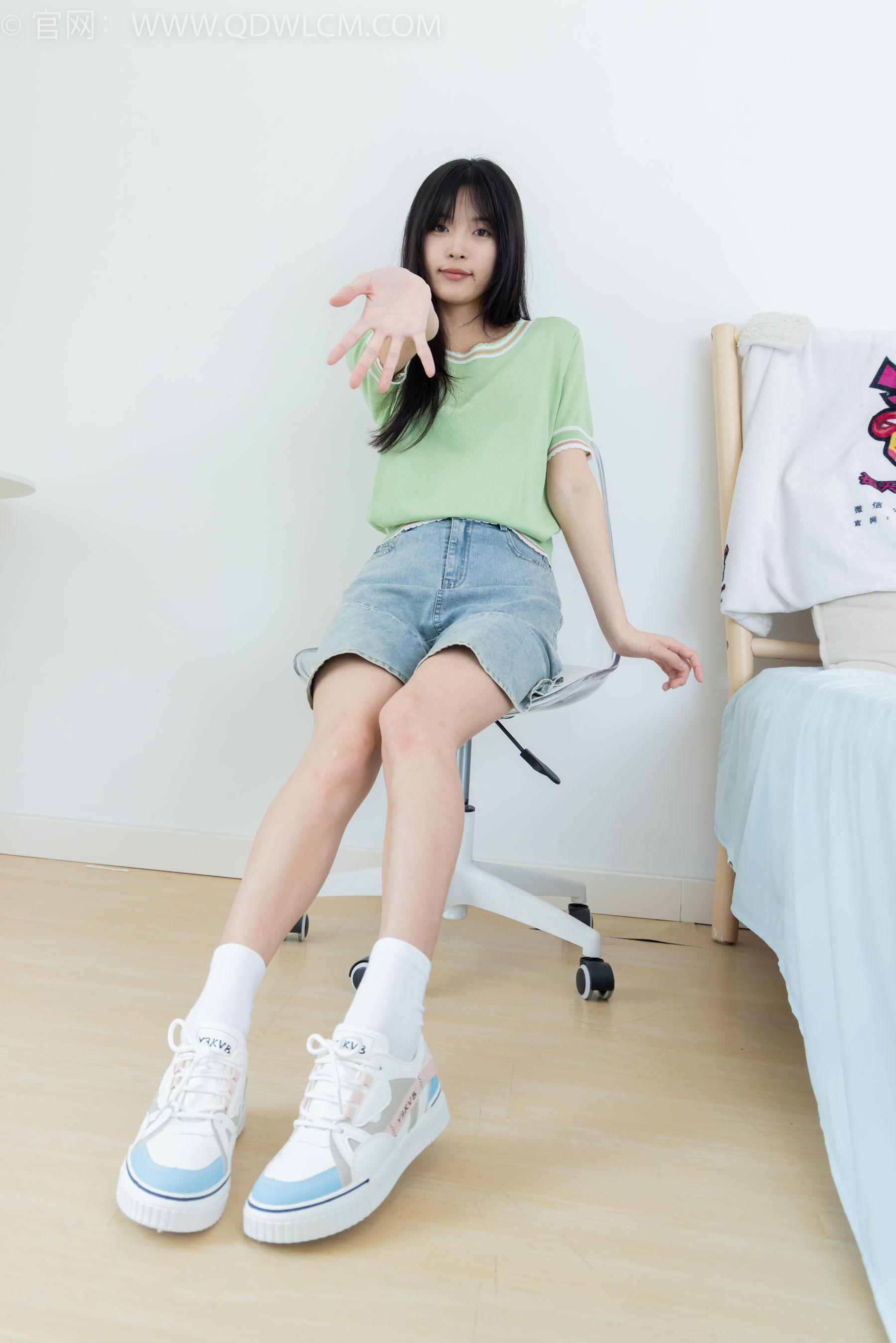 物恋传媒 No.2402 茯苓 - 板鞋、白棉袜、裸足/(190P)