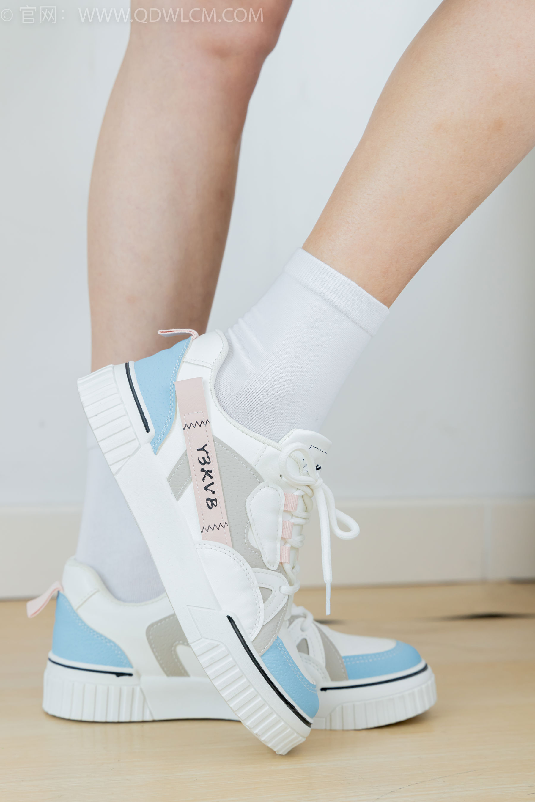 物恋传媒 No.2402 茯苓 - 板鞋、白棉袜、裸足/(190P)