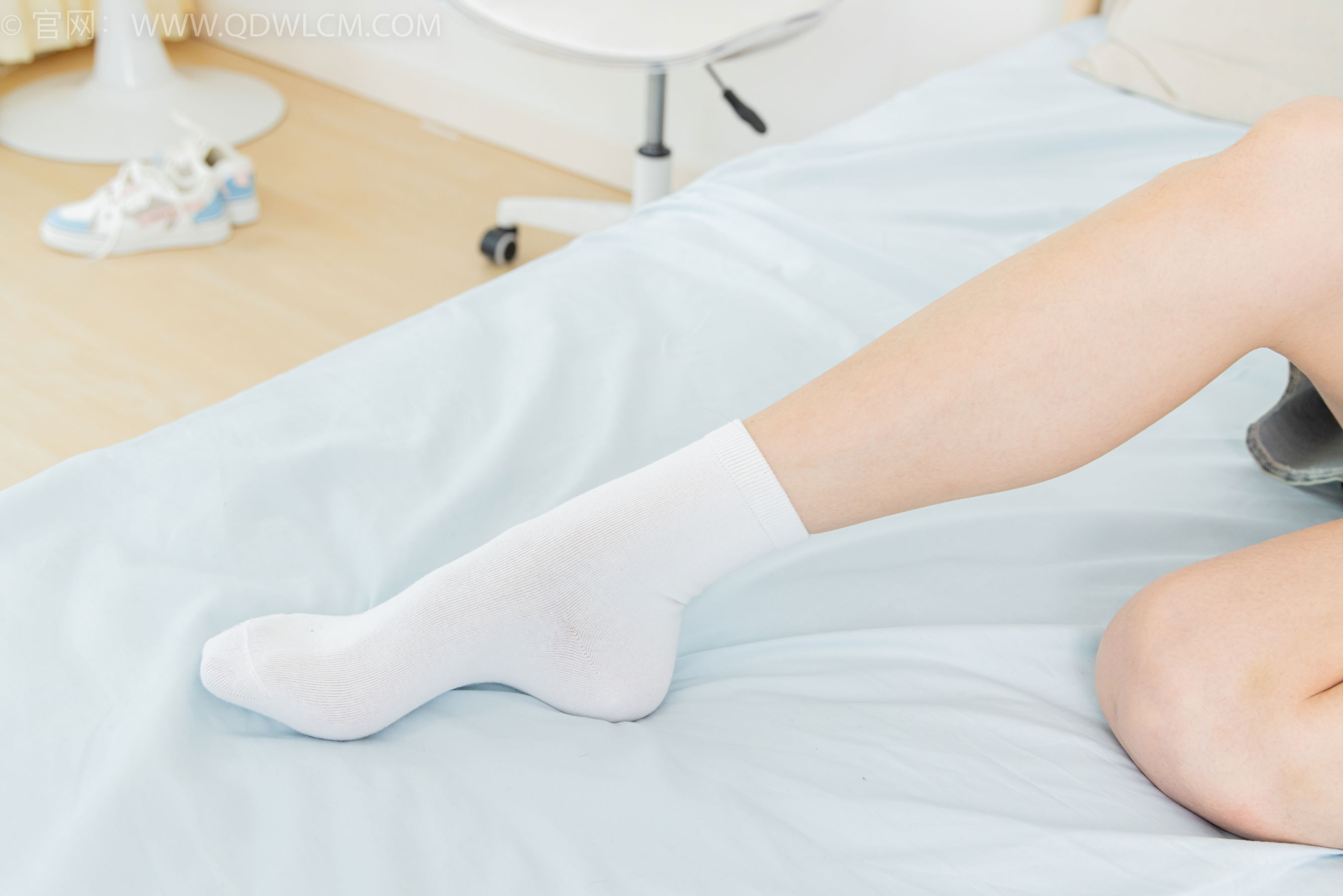 物恋传媒 No.2402 茯苓 - 板鞋、白棉袜、裸足/(190P)