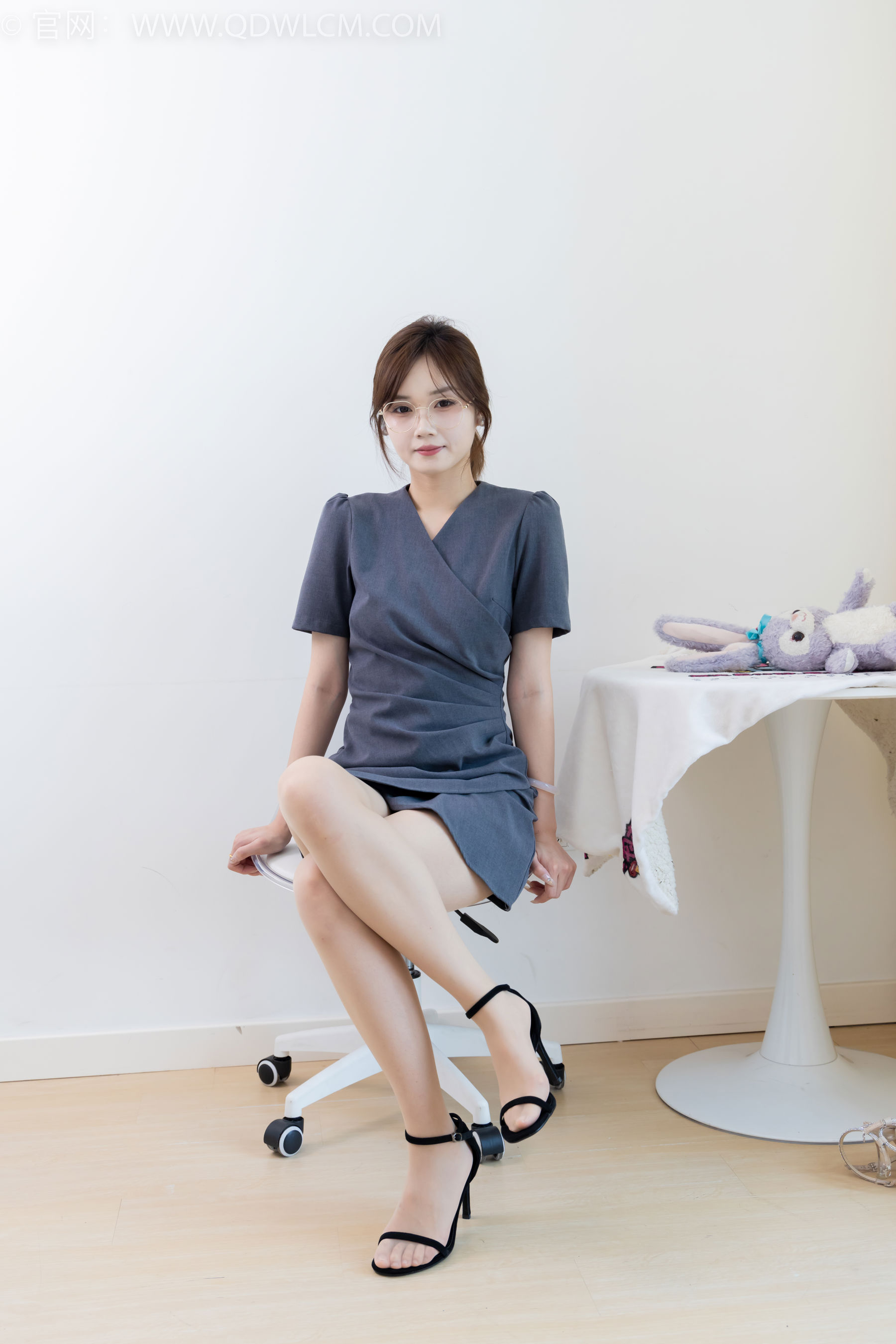 物恋传媒 No.2413 橙子 - 三双高跟凉鞋、薄肉丝、裸足/(150P)