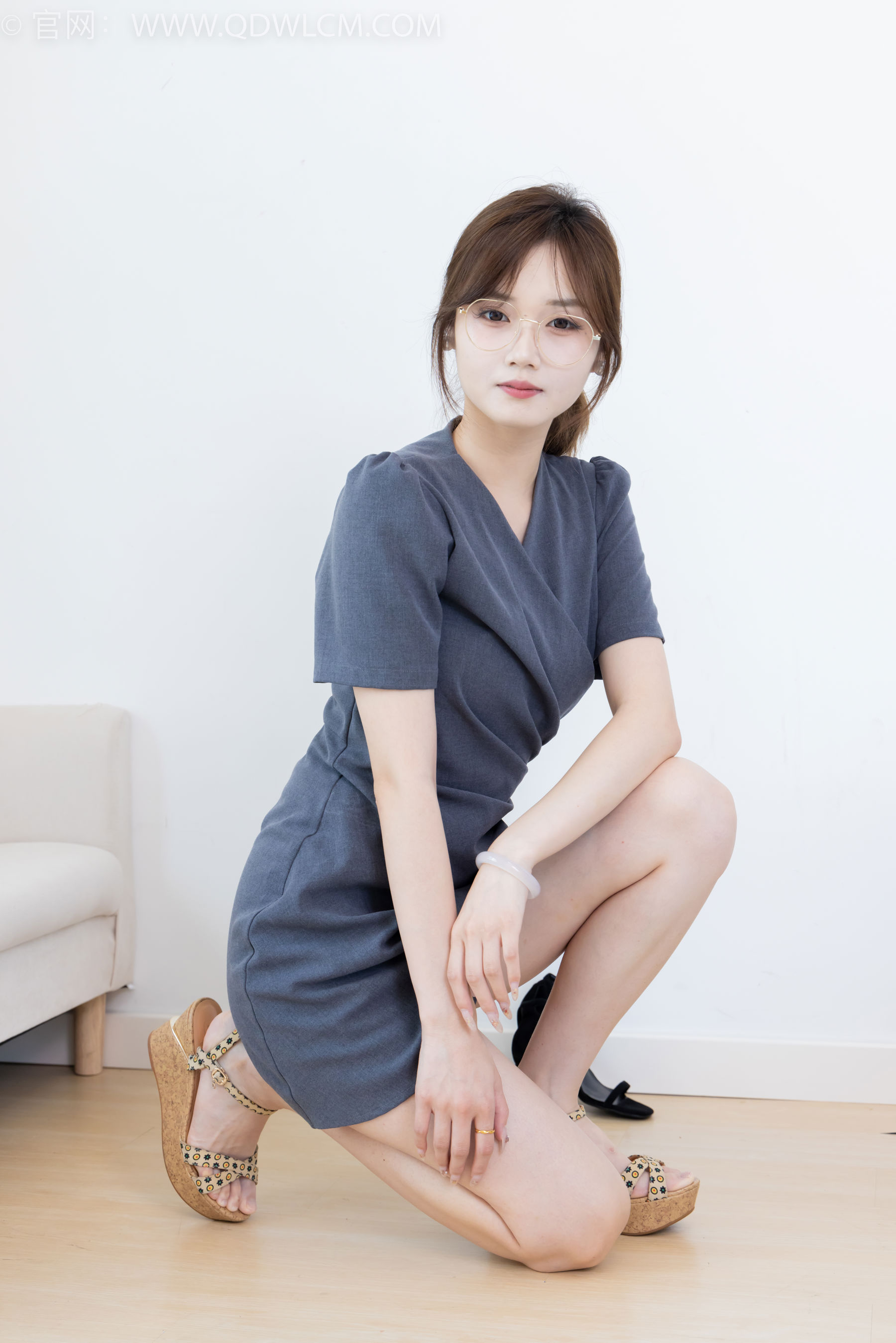 物恋传媒 No.2413 橙子 - 三双高跟凉鞋、薄肉丝、裸足/(150P)