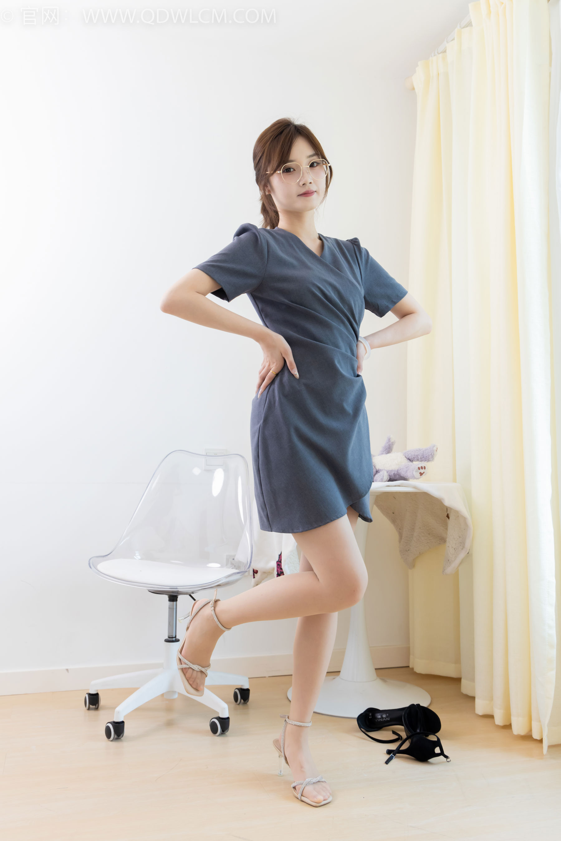 物恋传媒 No.2413 橙子 - 三双高跟凉鞋、薄肉丝、裸足/(150P)