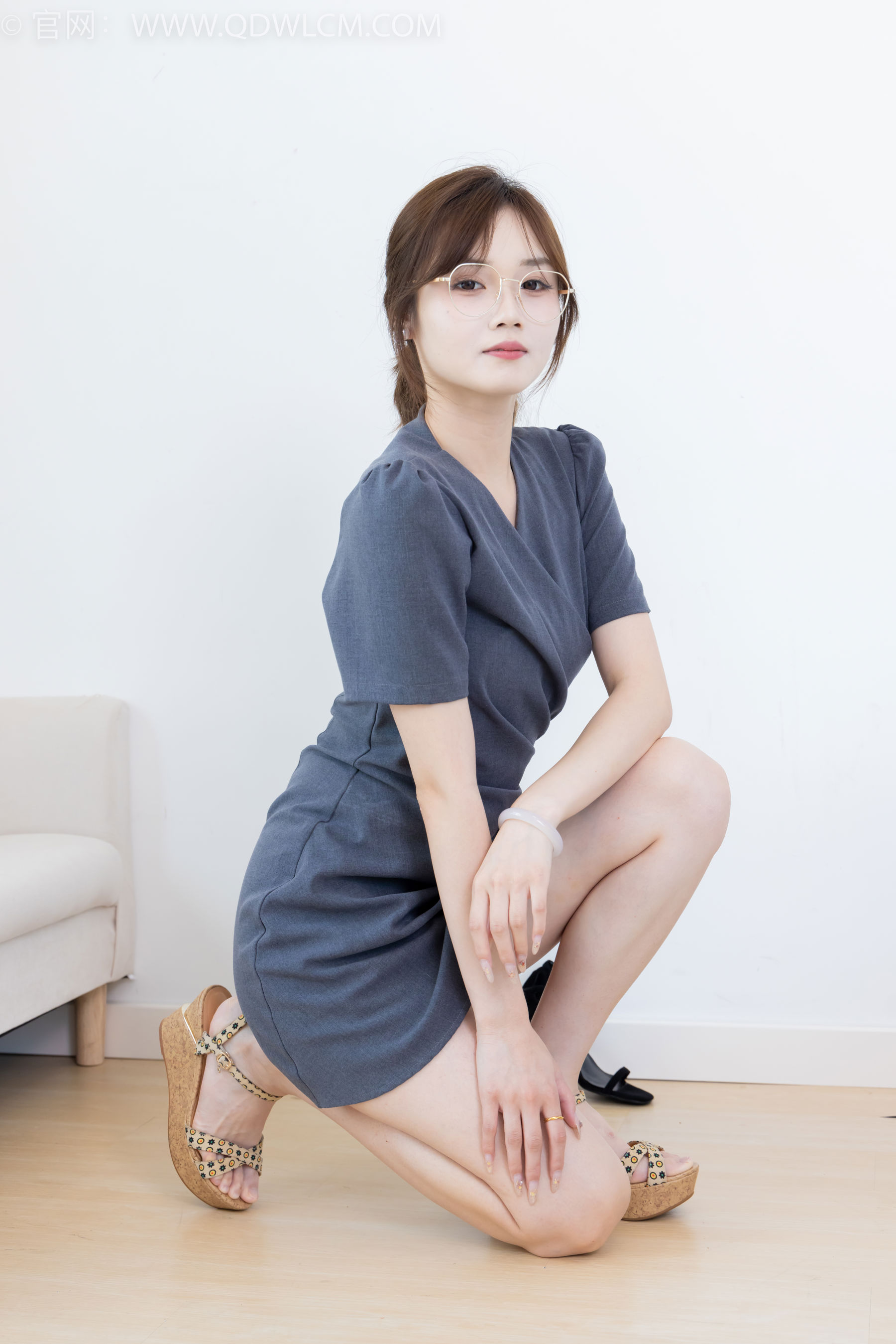 物恋传媒 No.2413 橙子 - 三双高跟凉鞋、薄肉丝、裸足/(150P)