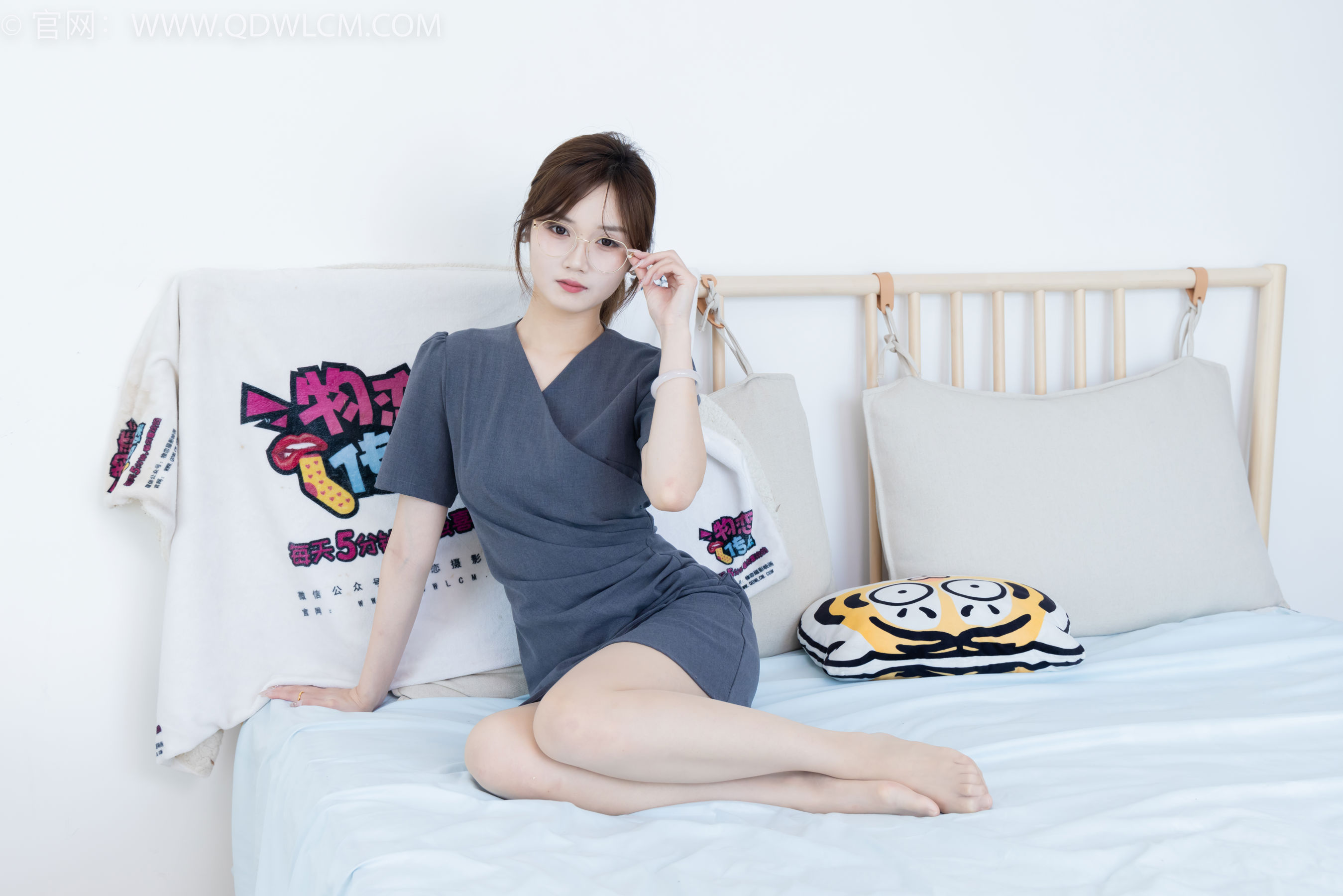 物恋传媒 No.2413 橙子 - 三双高跟凉鞋、薄肉丝、裸足/(150P)