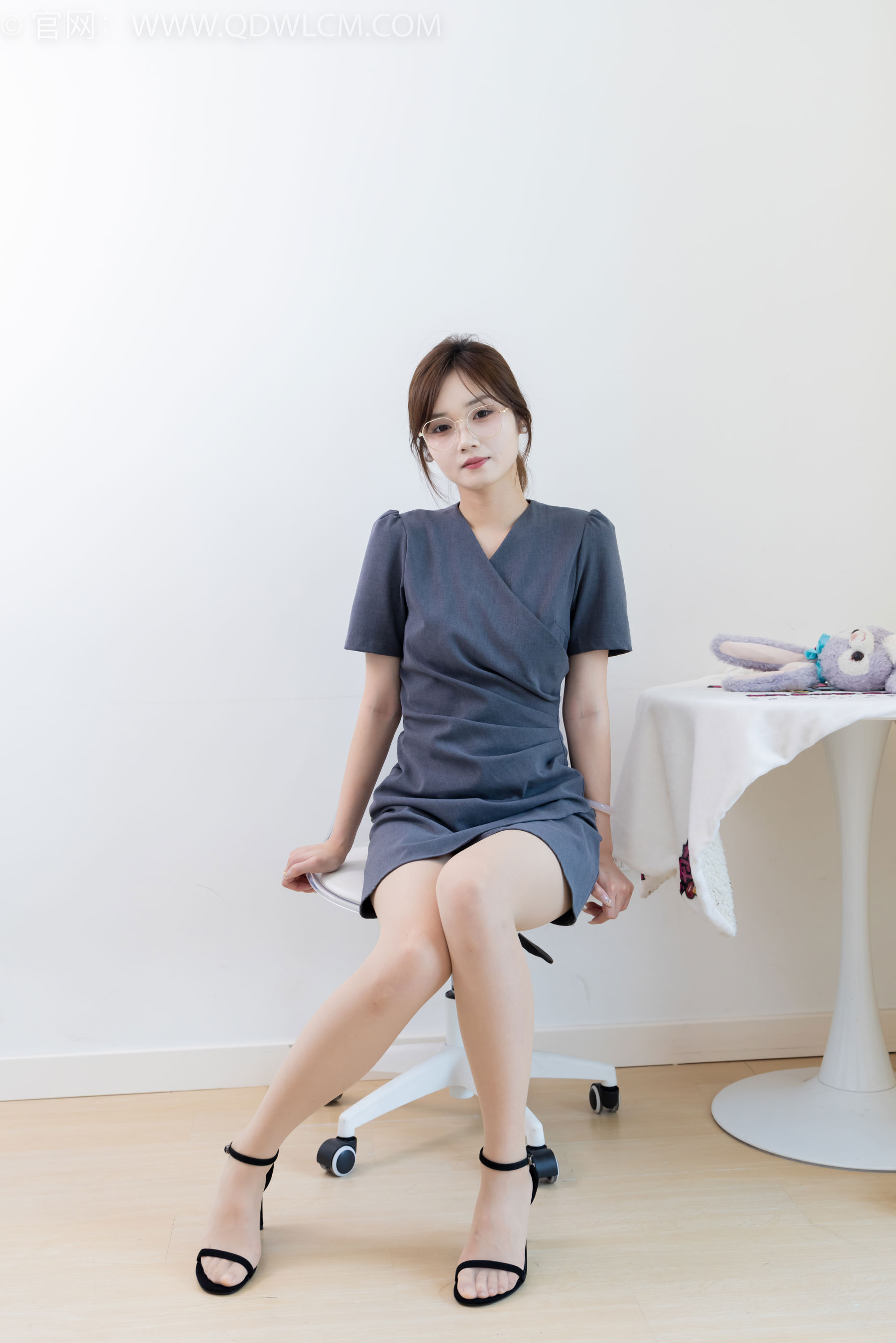 物恋传媒 No.2413 橙子 - 三双高跟凉鞋、薄肉丝、裸足/(150P)