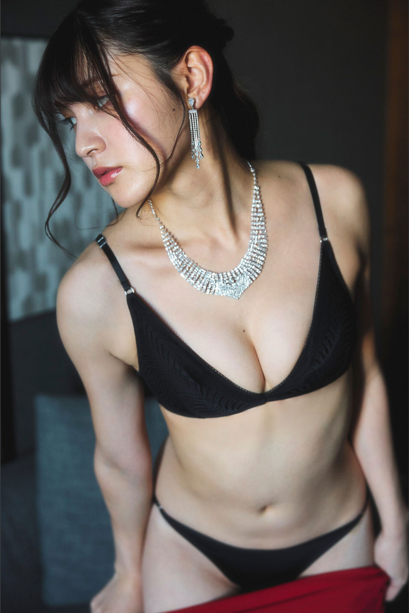 神志那結衣 - 赤いドレスを脱いだら/(50P)