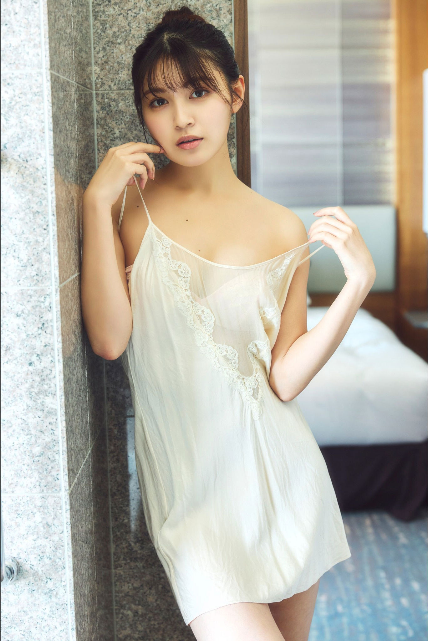 神志那結衣 - 赤いドレスを脱いだら/(50P)