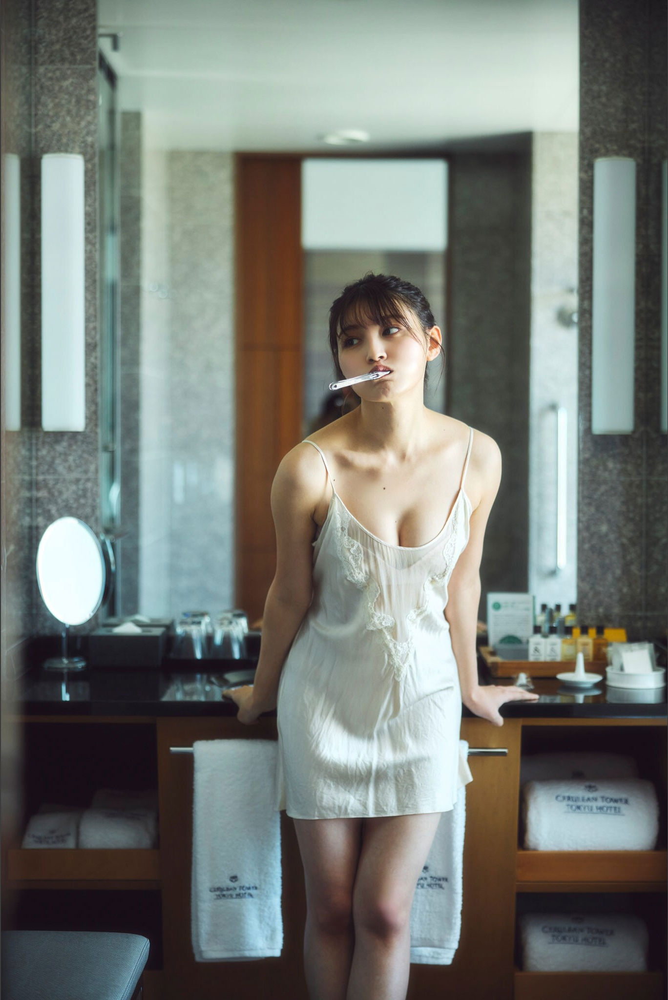 神志那結衣 - 赤いドレスを脱いだら/(50P)